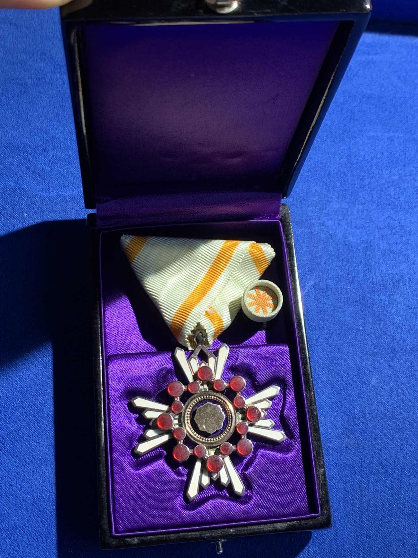 《竞宝斋》第246场-周日，周一 ，周二3场连拍 (全场包邮) 日本新五等瑞宝章 盒子保存得非常好 七宝烧也保存得非常完整