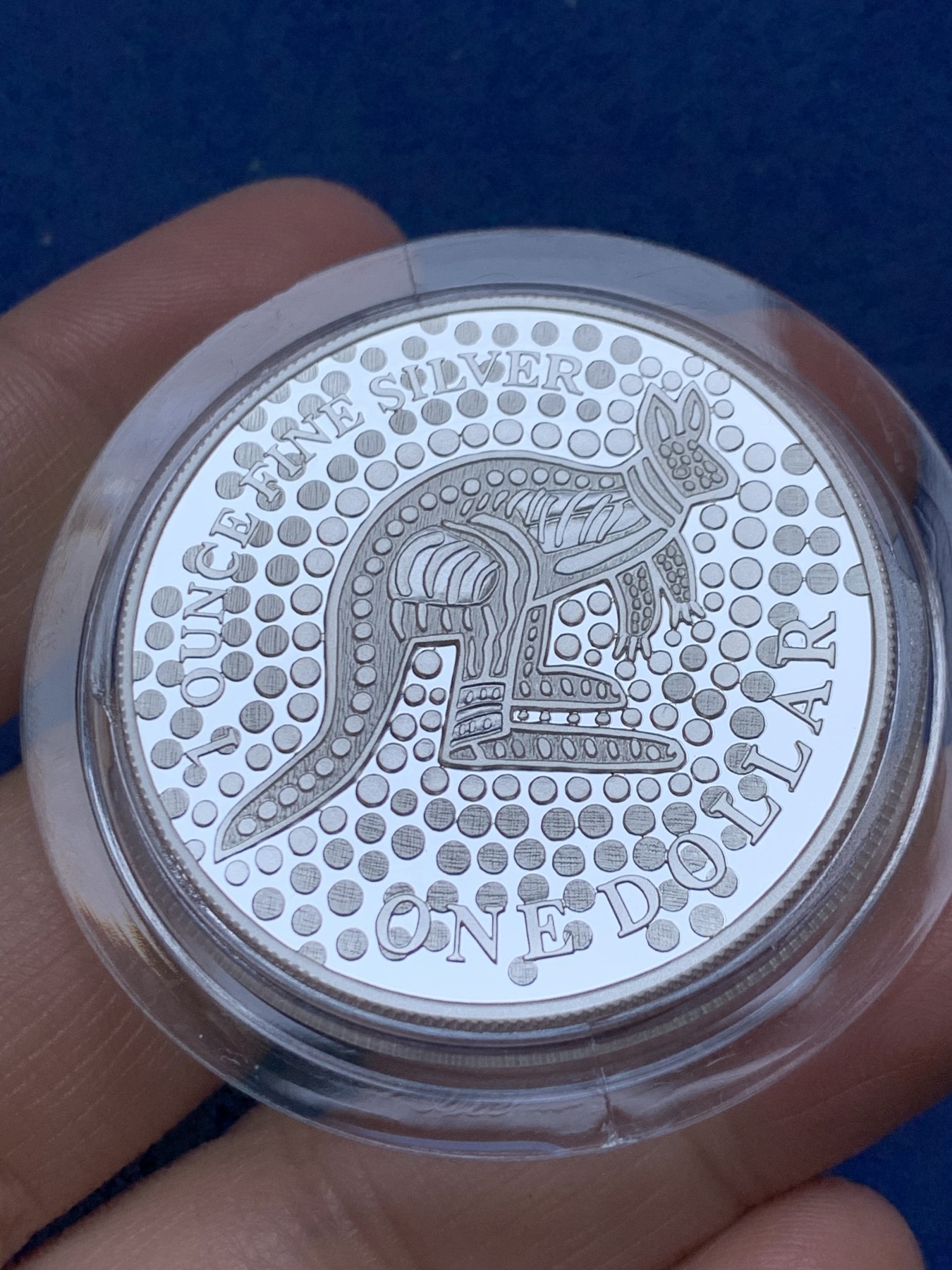 《竞宝斋》第246场-周日，周一 ，周二3场连拍 (全场包邮) 澳大利亚2001年1元 袋鼠精制1盎司银币 31.1克 999银 盒证全