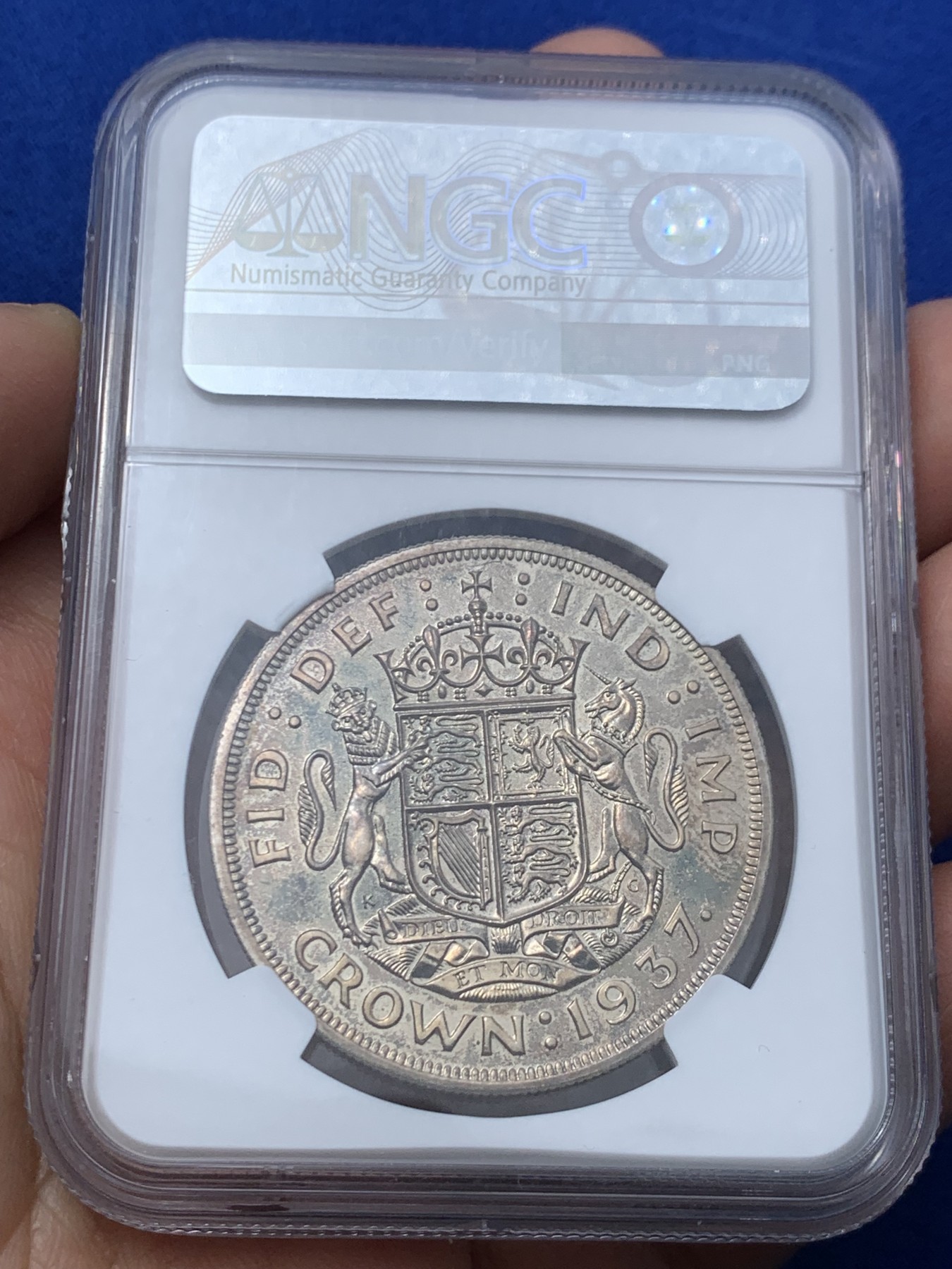 《竞宝斋》第246场-周日，周一 ，周二3场连拍 (全场包邮) NGC-PF64 英国1937年乔治六世登基1克朗精制银币，直径38.7mm，重28.2g，发行量2.6万枚。打制精美。