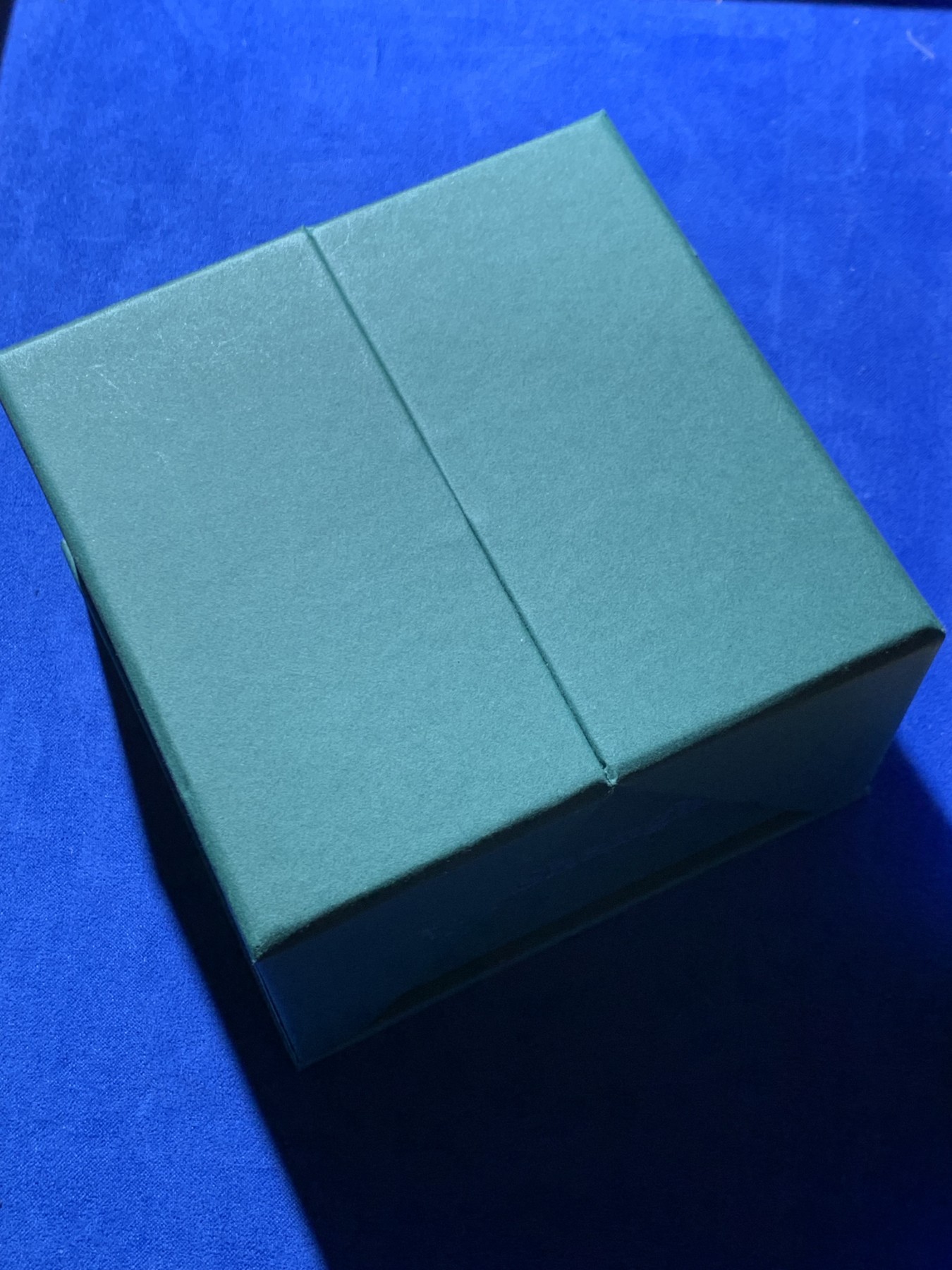 《竞宝斋》第246场-周日，周一 ，周二3场连拍 (全场包邮) 萨摩亚 2022年 国际都市系列 上海 镶嵌树脂枫叶形精制银币 铸造工艺细致精美 铸造量较少 盒证齐全 1盎司 999银 31.1克