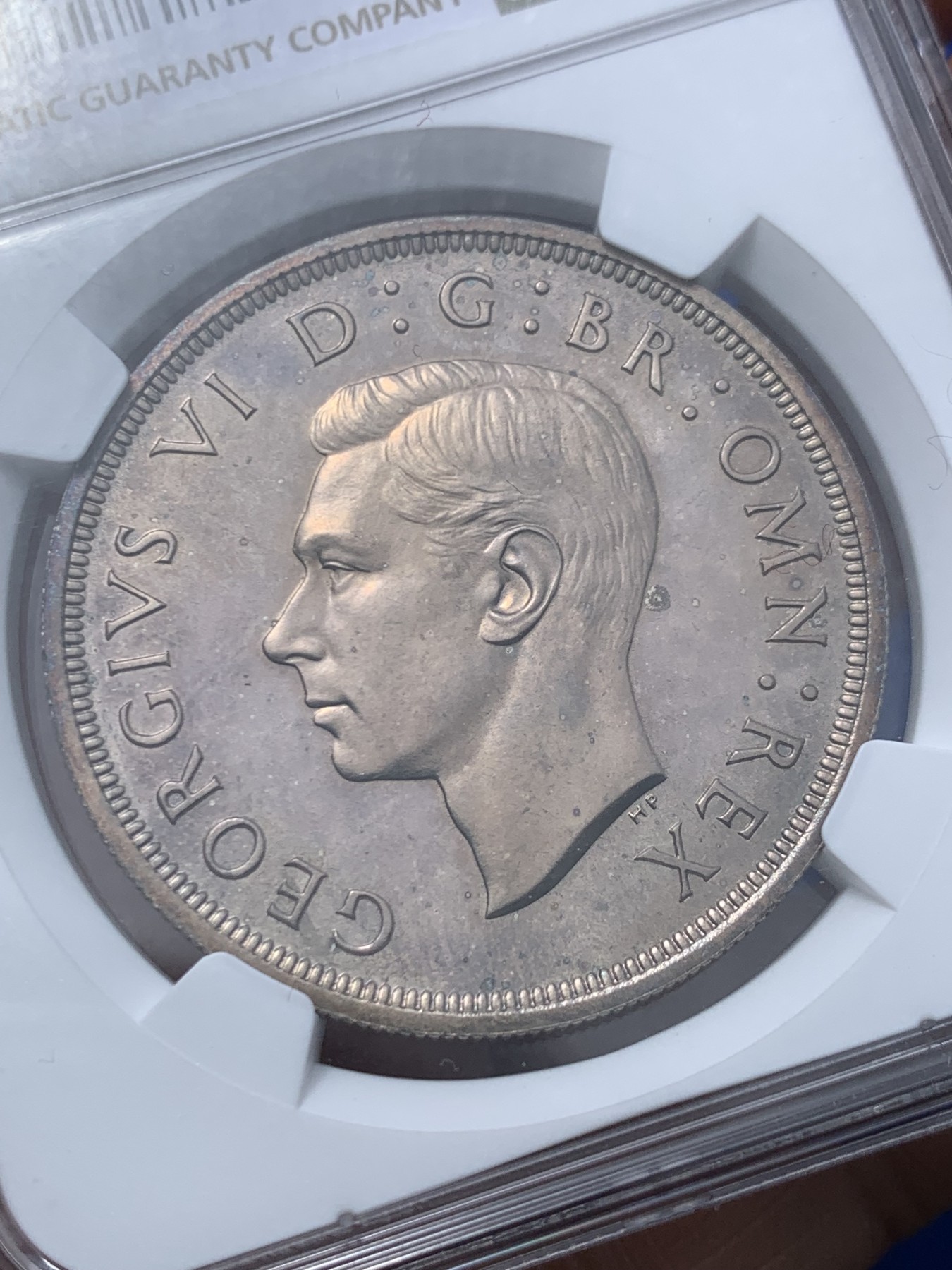 《竞宝斋》第246场-周日，周一 ，周二3场连拍 (全场包邮) NGC-PF64 英国1937年乔治六世登基1克朗精制银币，直径38.7mm，重28.2g，发行量2.6万枚。打制精美。