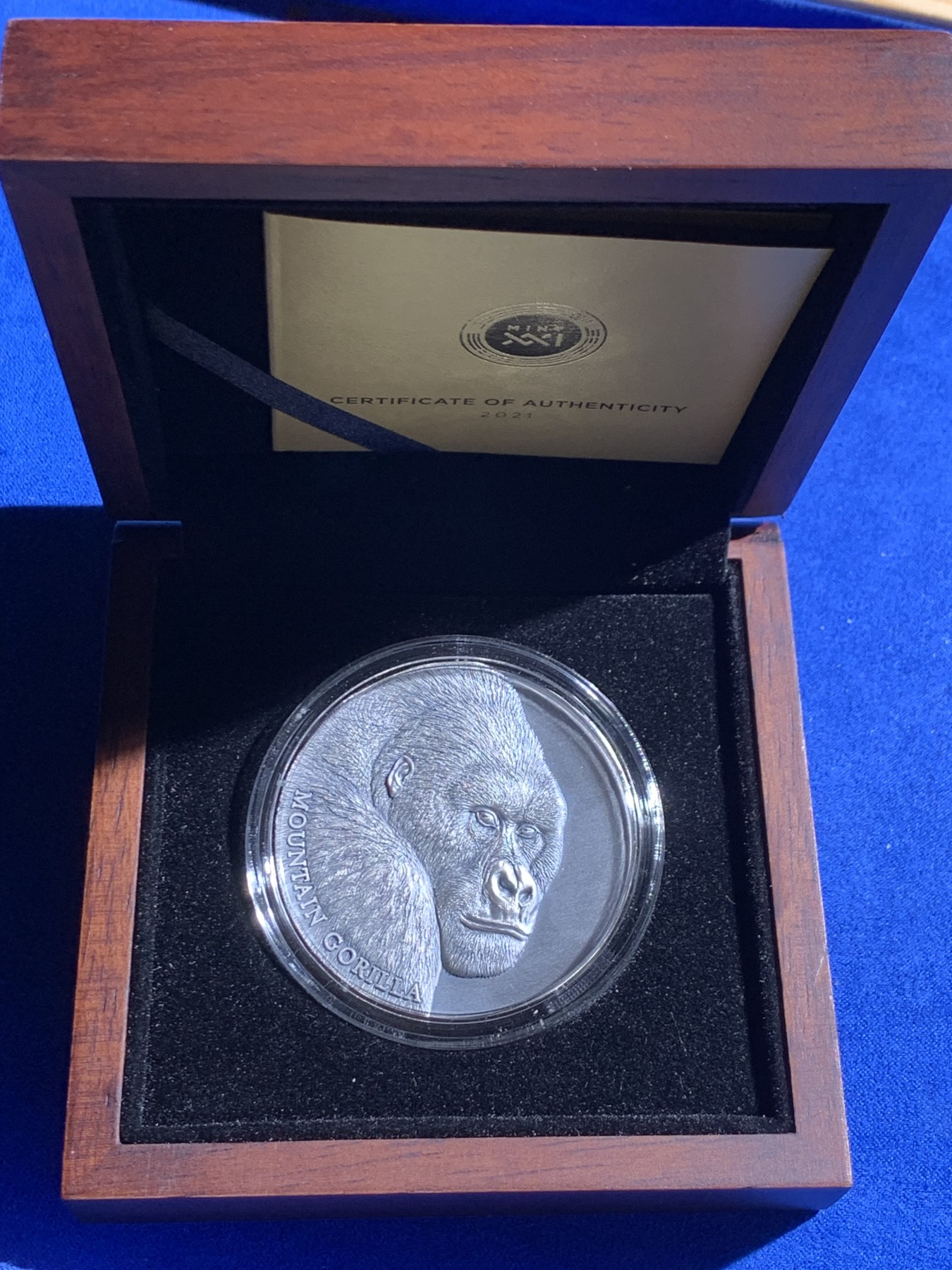 《竞宝斋》第246场-周日，周一 ，周二3场连拍 (全场包邮) 喀麦隆2021年2000中非法郎 山地猩猩2盎司高浮雕银币 发行500枚 雕刻精美 盒证全 62.2克 999银