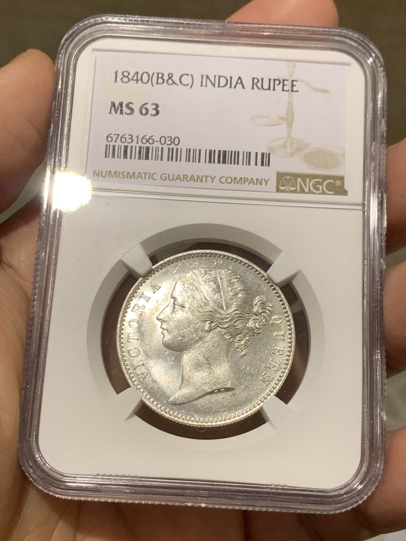 《竞宝斋》第246场-周日，周一 ，周二3场连拍 (全场包邮) NGC-MS63 1840年 维多利亚女王 英属印度1卢比双辫版 初打好状态 有镜面凝霜感 印度币潜力巨大