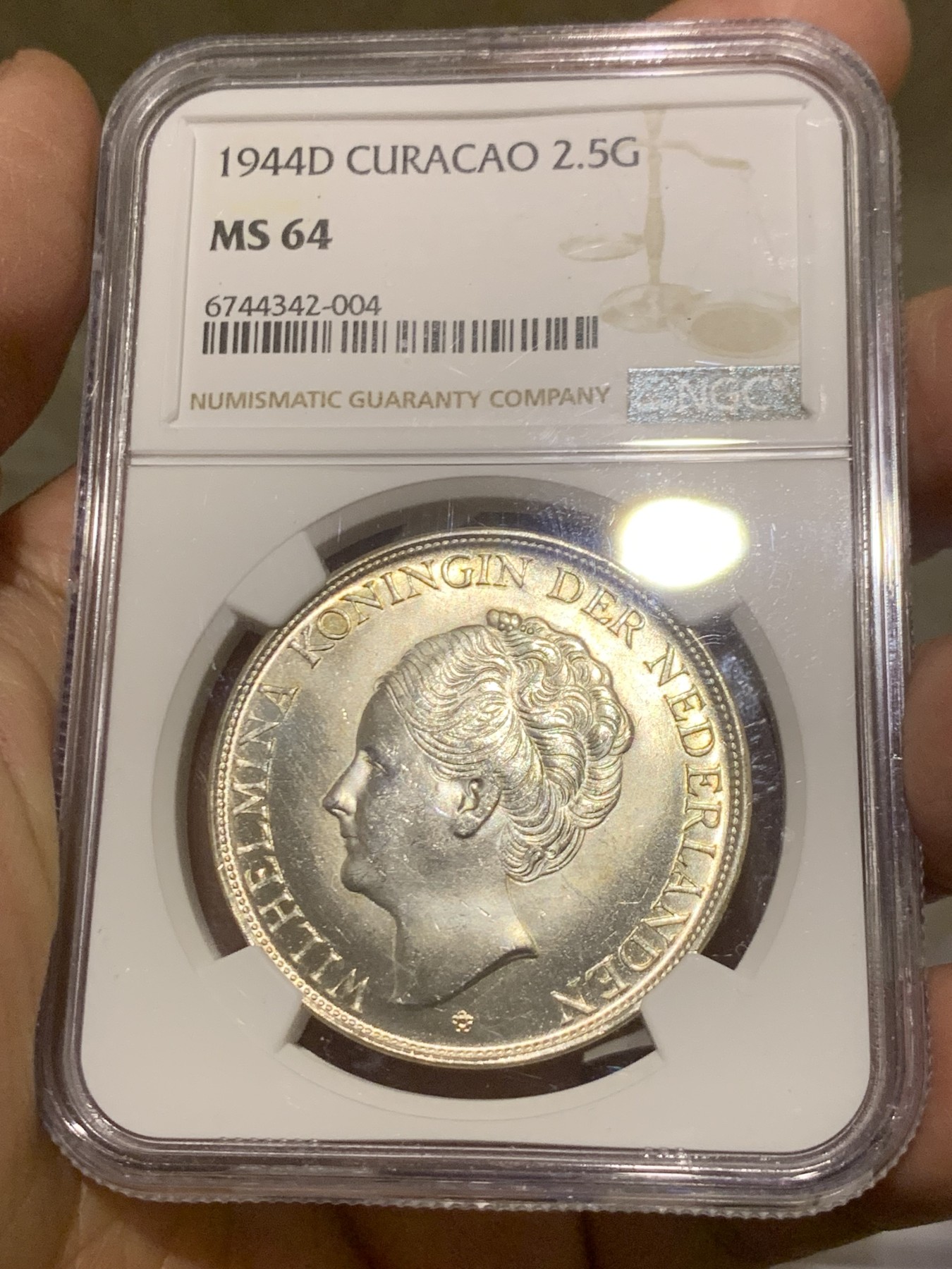 《竞宝斋》第246场-周日，周一 ，周二3场连拍 (全场包邮) NGC MS64 荷属库拉索1944年2.5盾大银币，原银霜强转光 经典荷兰女王头像 象征荷兰二战的不屈精神