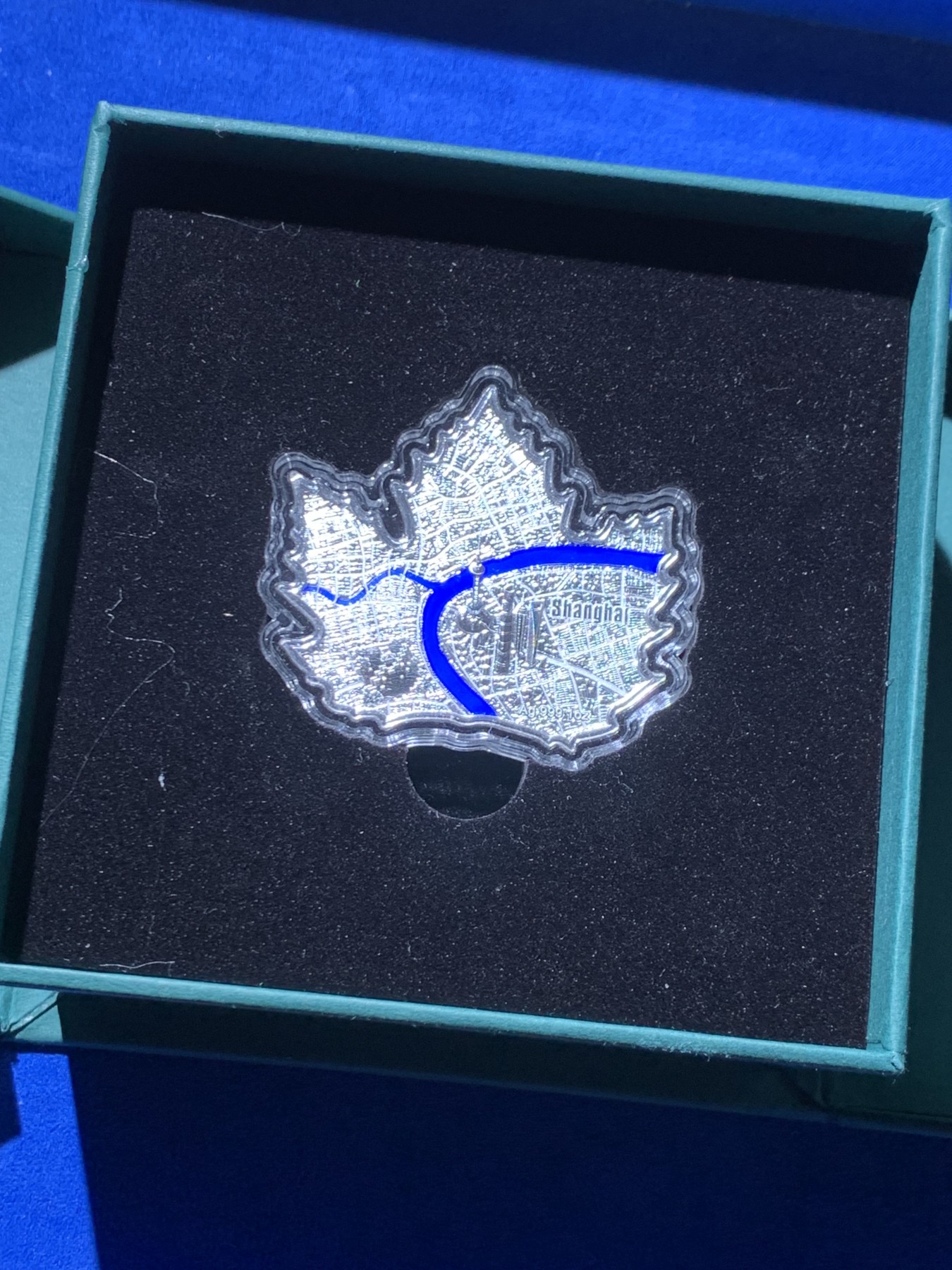 《竞宝斋》第246场-周日，周一 ，周二3场连拍 (全场包邮) 萨摩亚 2022年 国际都市系列 上海 镶嵌树脂枫叶形精制银币 铸造工艺细致精美 铸造量较少 盒证齐全 1盎司 999银 31.1克