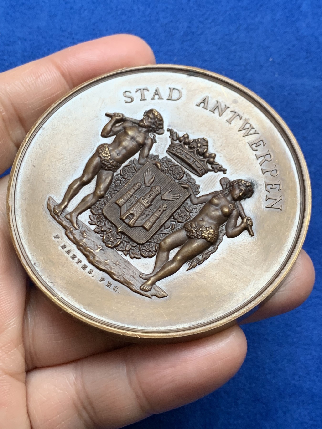 《竞宝斋》第246场-周日，周一 ，周二3场连拍 (全场包邮) 比利时1887安特卫普工业与贸易博览会大铜章 66.8mm 125.2克