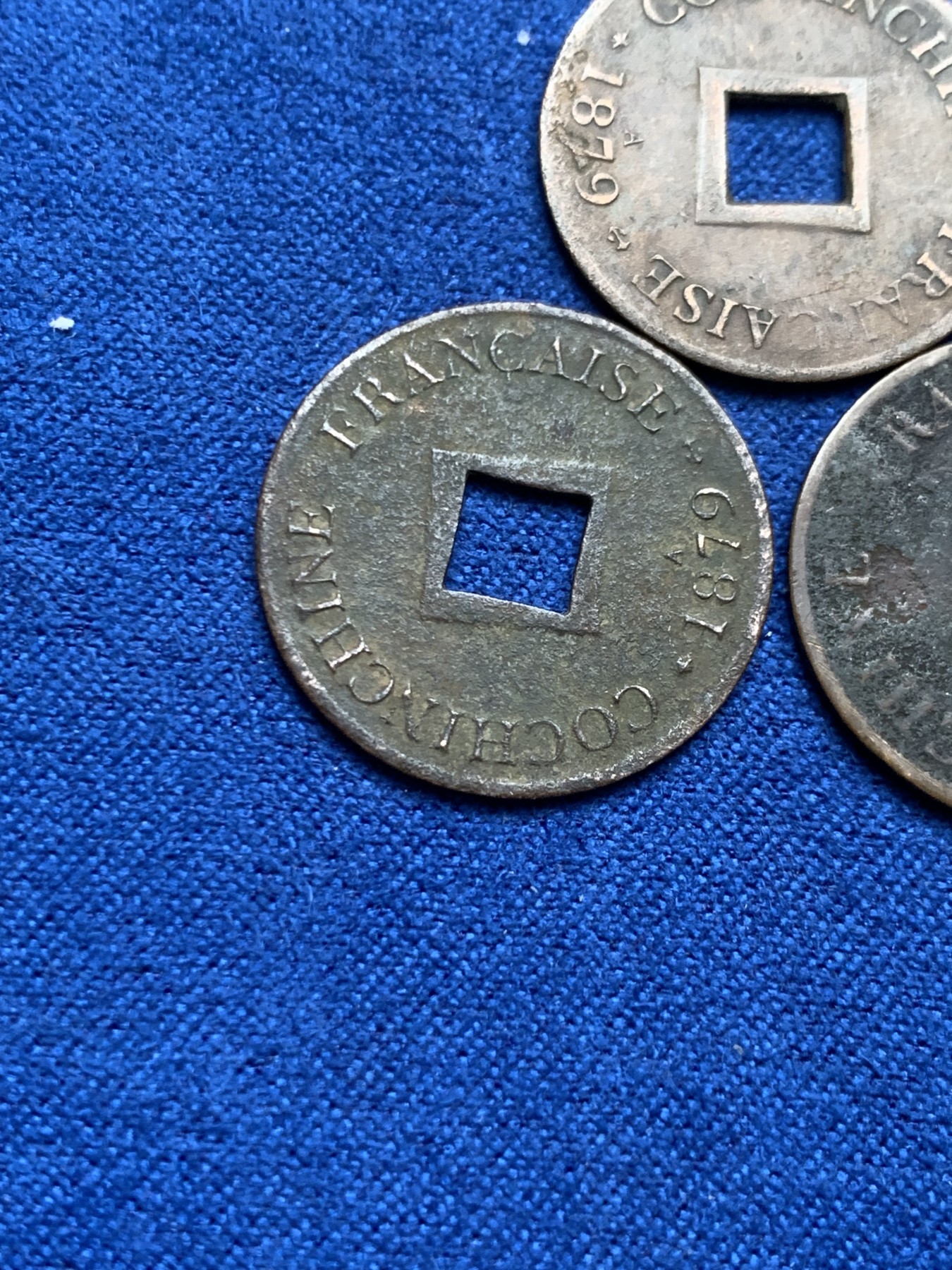 《竞宝斋》第246场-周日，周一 ，周二3场连拍 (全场包邮) 3枚一组 法属印支大法国之安南当二铜币 1901年一枚+1879年两枚