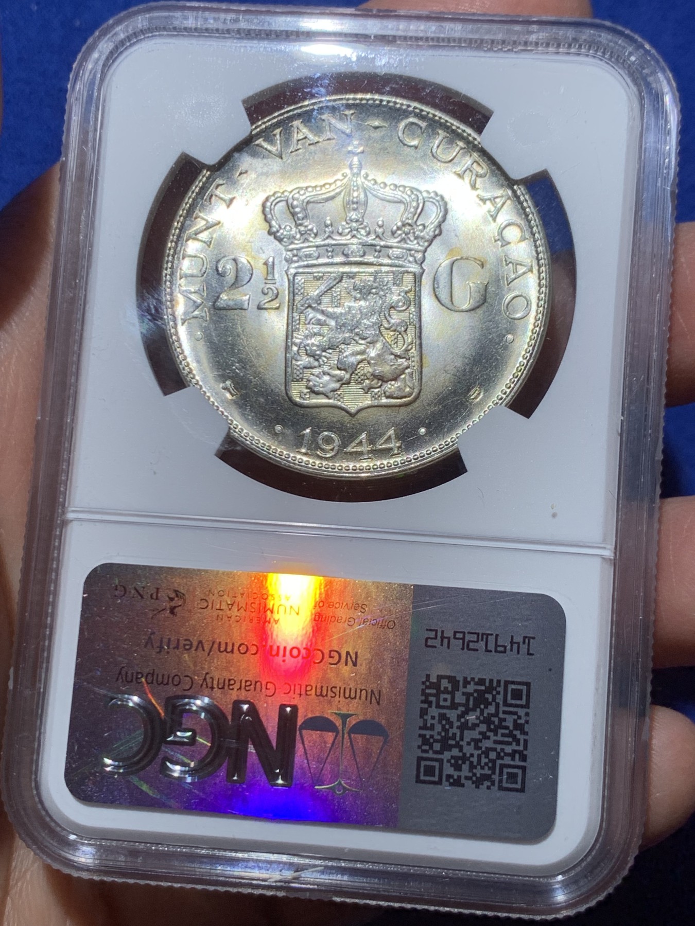 《竞宝斋》第246场-周日，周一 ，周二3场连拍 (全场包邮) NGC MS64 荷属库拉索1944年2.5盾大银币，原银霜强转光 经典荷兰女王头像 象征荷兰二战的不屈精神