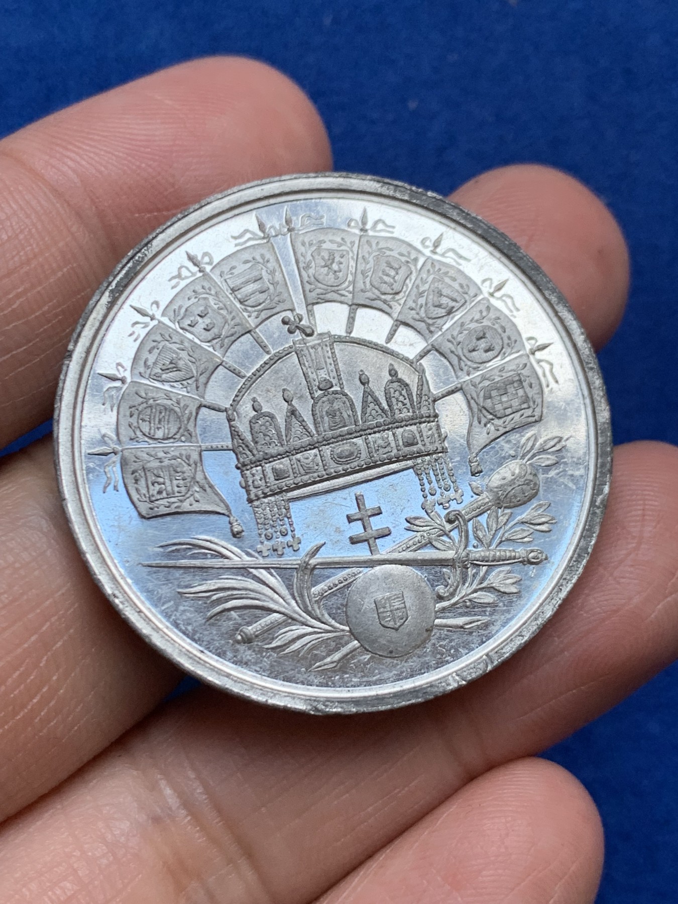 《竞宝斋》第246场-周日，周一 ，周二3场连拍 (全场包邮) 1867年奥地利约瑟夫茜茜公主白金属纪念章 PL底板 37.5mm 16克