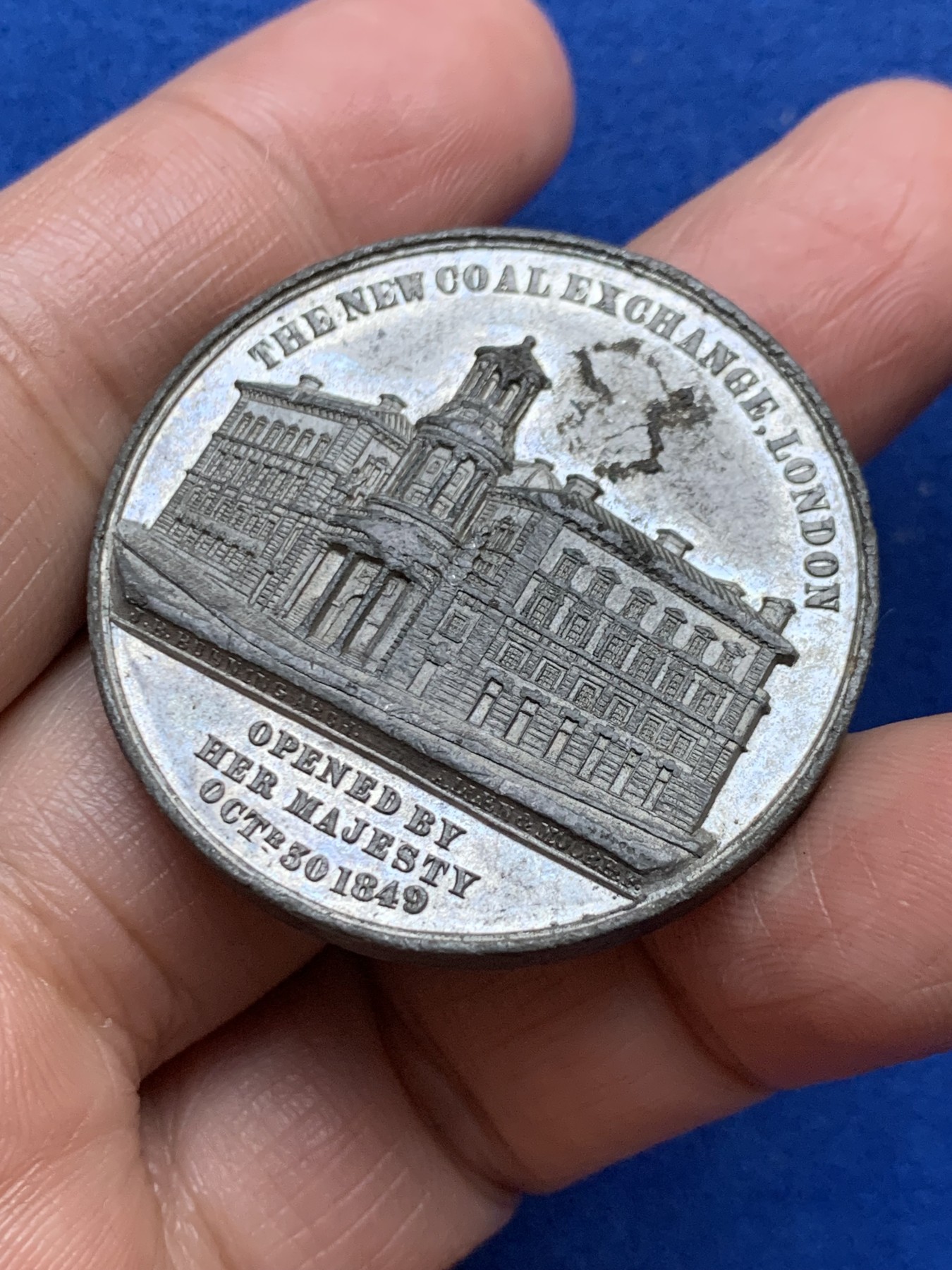 《竞宝斋》第246场-周日，周一 ，周二3场连拍 (全场包邮) 1849年英国伦敦煤炭交易所开业高浮雕小维哥特式WM白金属纪念章 38.7mm 17.2克
