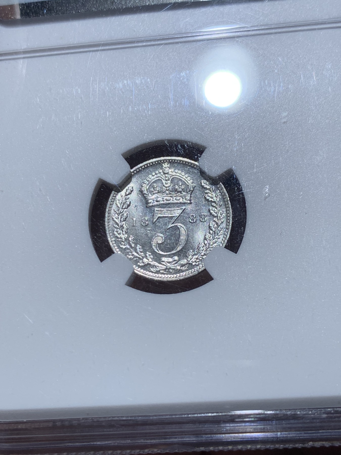 《竞宝斋》第246场-周日，周一 ，周二3场连拍 (全场包邮) NGC MS66 英国1888维多利亚女王高冠三便士灌足节银币 PL底板