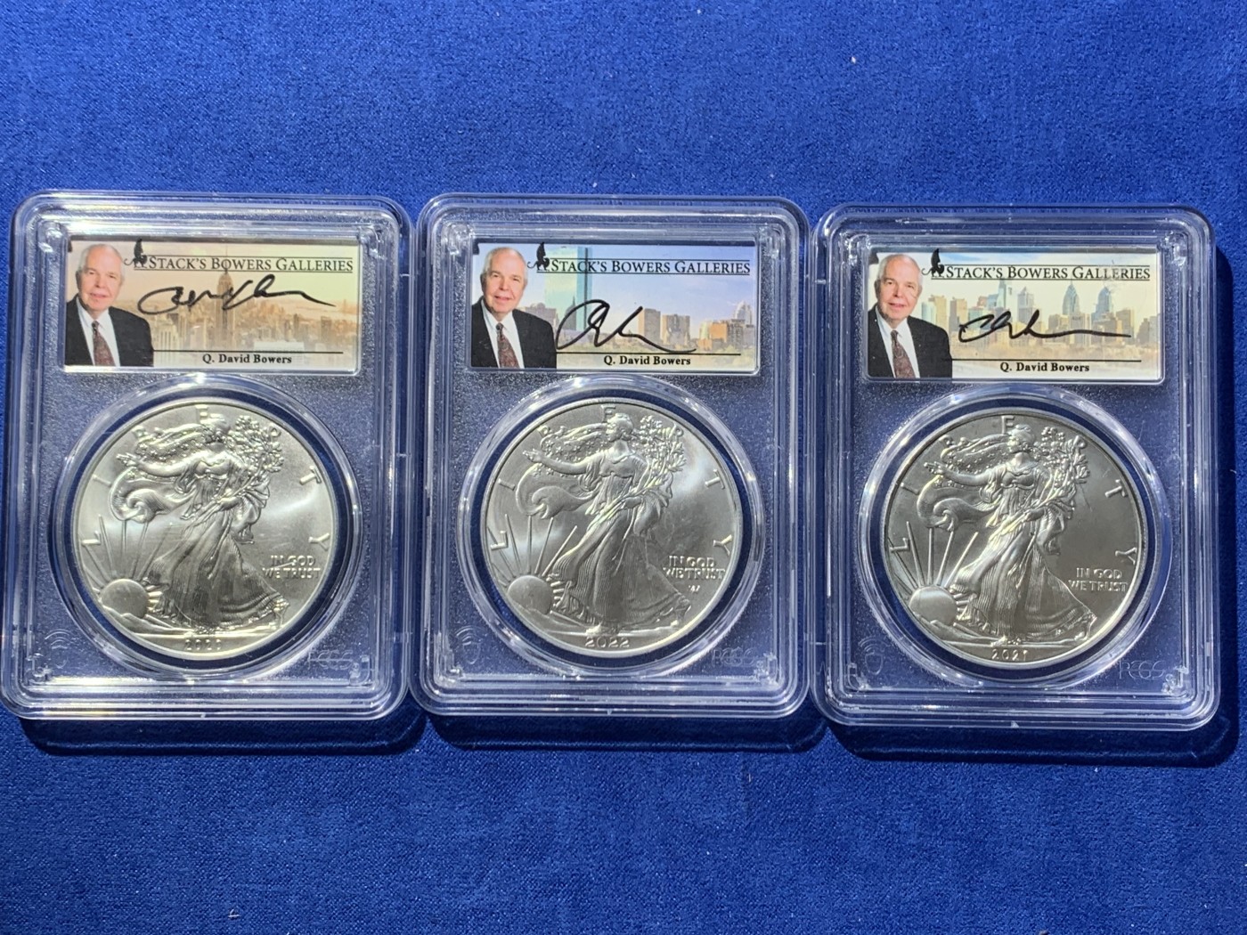 《竞宝斋》第246场-周日，周一 ，周二3场连拍 (全场包邮) 3枚一组 PCGS GEM UNC 美国自由女神银币，纪念标，盒子边缘有小磕（两枚），细节见图