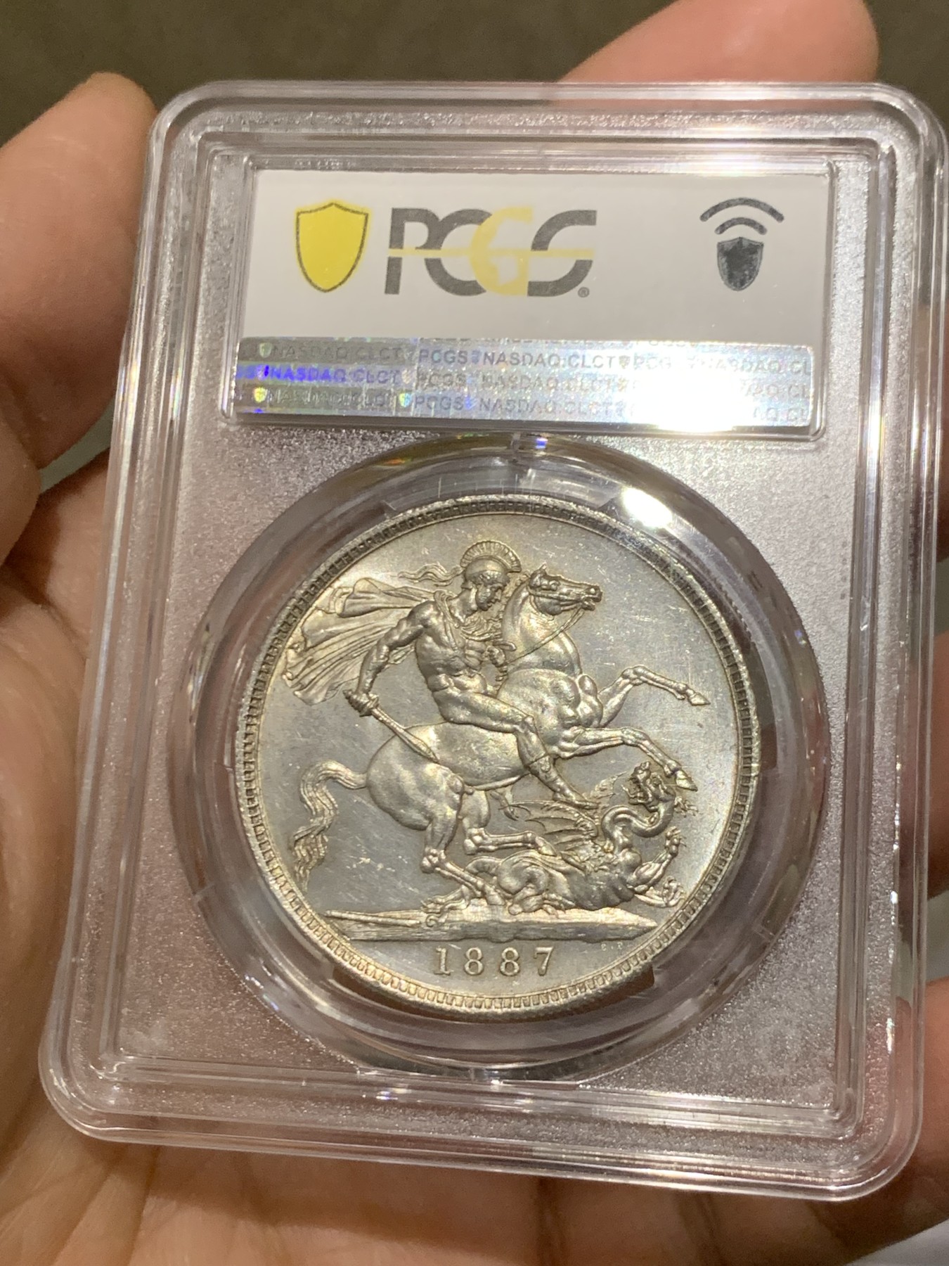 《竞宝斋》第246场-周日，周一 ，周二3场连拍 (全场包邮) PCGS MS63 英国 1887年 维多利亚女王 高冠版 克朗马剑大银币 PL底板 铸造纹清晰
