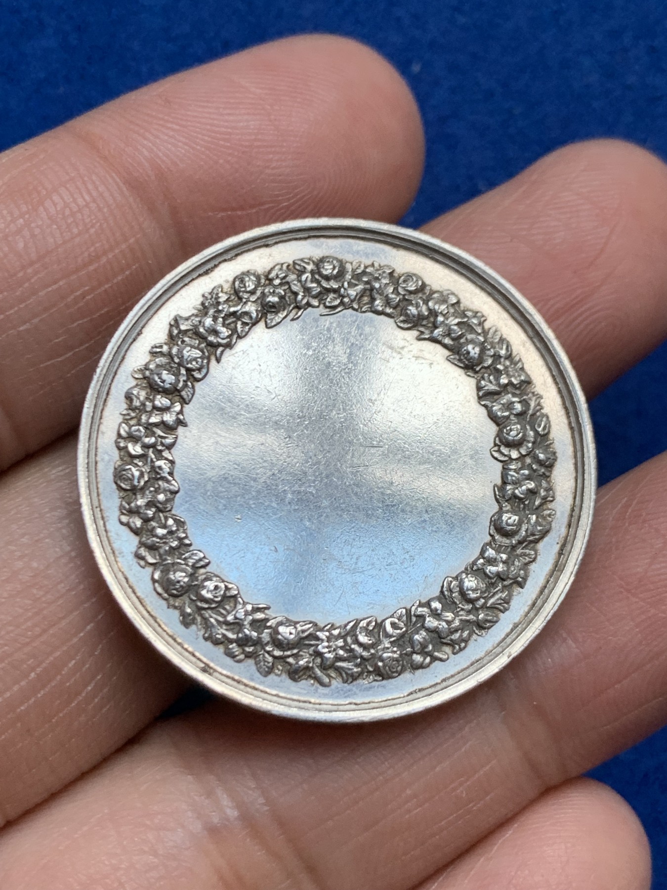 《竞宝斋》第246场-周日，周一 ，周二3场连拍 (全场包邮) 法国十九世纪结婚纪念银章 未刻字 手指边铭银标 33.4mm 16.6g
