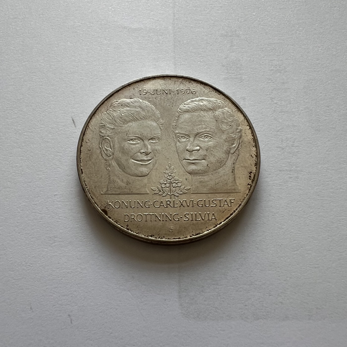 顺丰包邮 外国新银币 老银币 好品瑞典1976年皇室大婚50克朗纪念银币直径36毫米