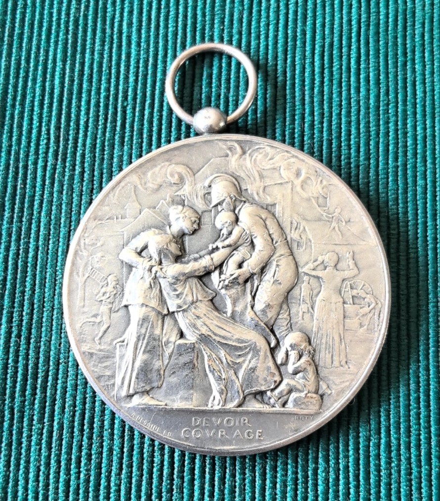 外国币章第二十一期（龙年首期） 法国银章，消防员，原作roty，5cm60g