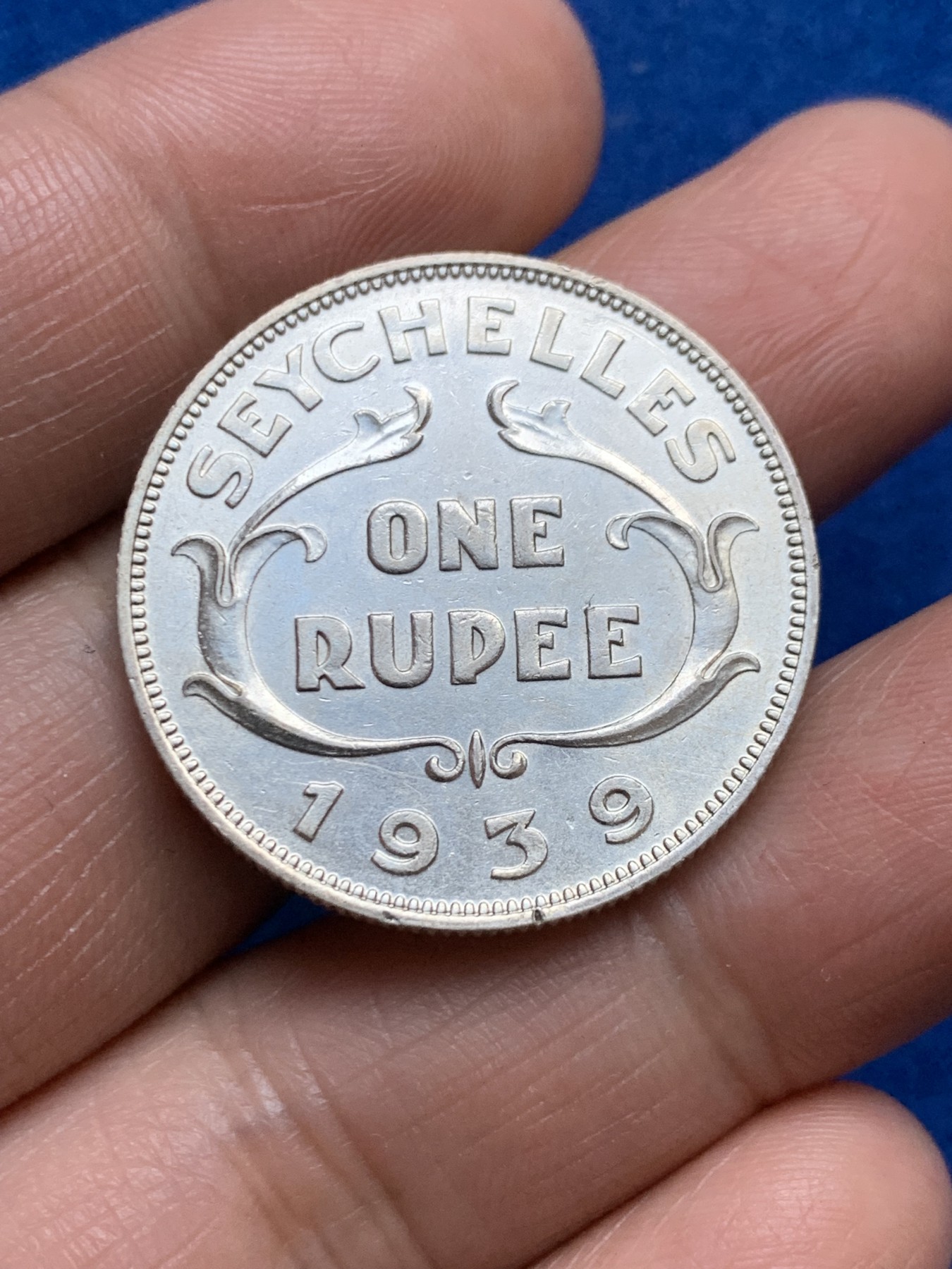 《竞宝斋》第246场-周日，周一 ，周二3场连拍 (全场包邮) 英属塞舌尔1939年乔治六世1卢比银币 底板带光 特年 发行9万