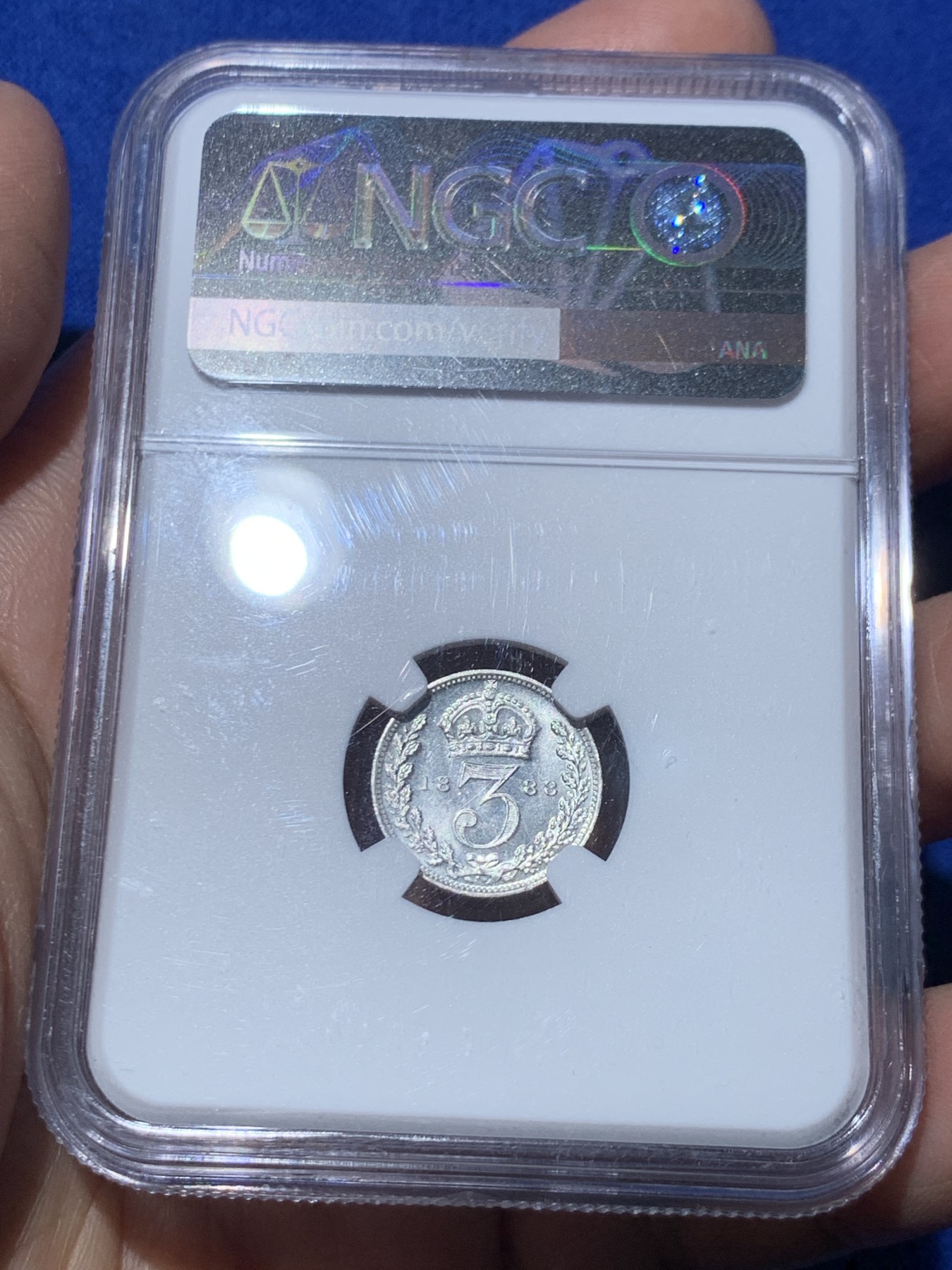 《竞宝斋》第246场-周日，周一 ，周二3场连拍 (全场包邮) NGC MS66 英国1888维多利亚女王高冠三便士灌足节银币 PL底板