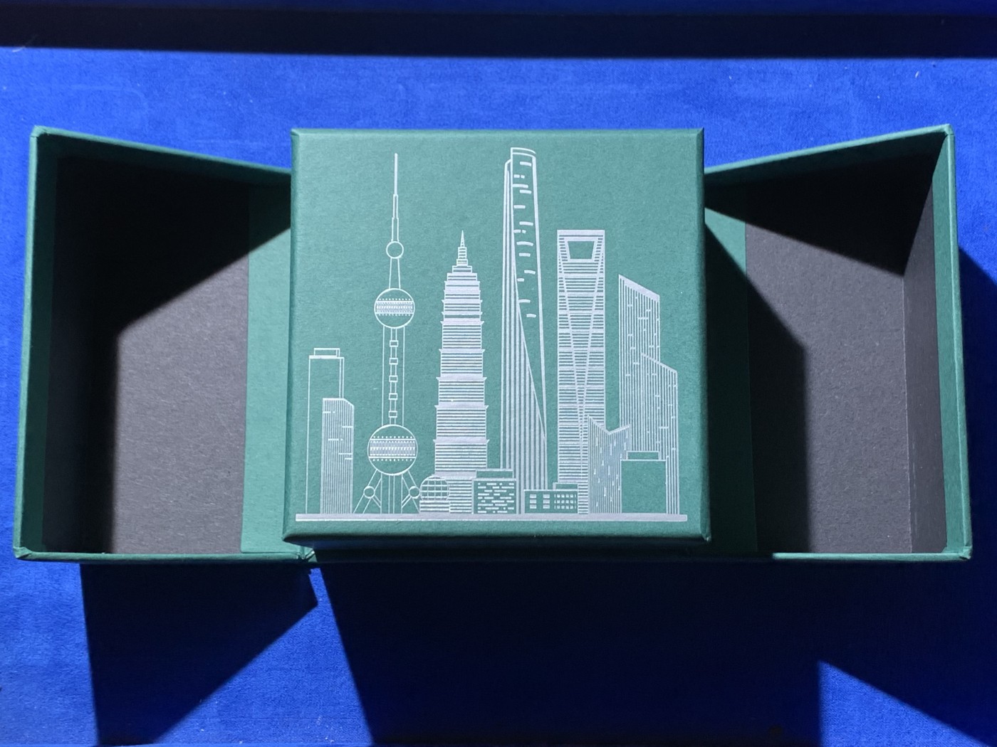 《竞宝斋》第246场-周日，周一 ，周二3场连拍 (全场包邮) 萨摩亚 2022年 国际都市系列 上海 镶嵌树脂枫叶形精制银币 铸造工艺细致精美 铸造量较少 盒证齐全 1盎司 999银 31.1克