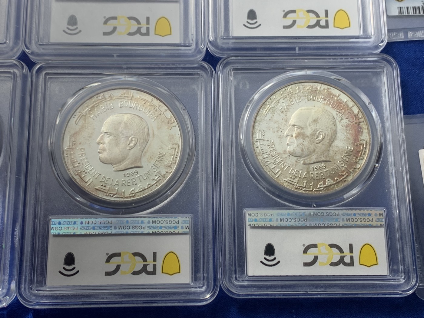 《竞宝斋》第246场-周日，周一 ，周二3场连拍 (全场包邮) 10枚一组 突尼斯1969年古代文明10枚精制大银币全套，国外运回国原样送评，8枚入盒，2枚pvc，整体五彩包浆比较厚，导致分数偏低，币面无明显擦痕，不想折腾了，感兴趣的可以养护下再送，有惊喜。