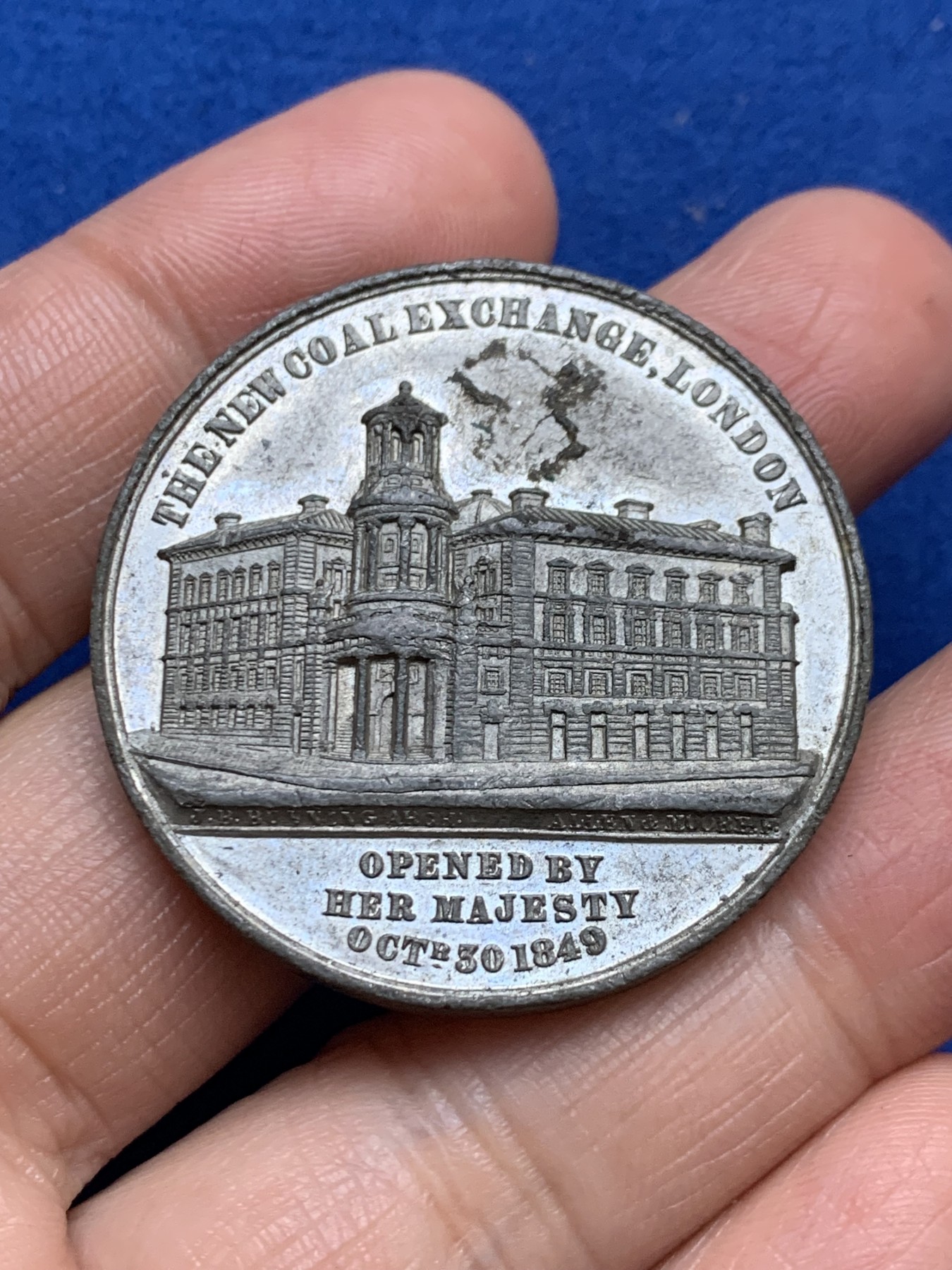 《竞宝斋》第246场-周日，周一 ，周二3场连拍 (全场包邮) 1849年英国伦敦煤炭交易所开业高浮雕小维哥特式WM白金属纪念章 38.7mm 17.2克