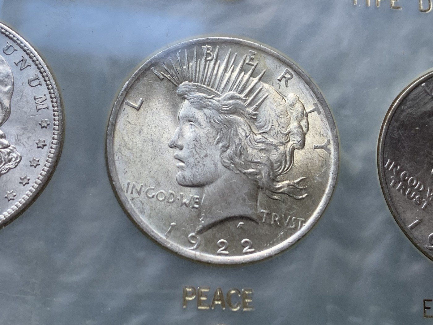 《竞宝斋》第246场-周日，周一 ，周二3场连拍 (全场包邮) 美国卡套套币3枚套，少见！含1882年摩根银币，1922年和平鸽银币，3枚都带光，喜欢的不要错过了