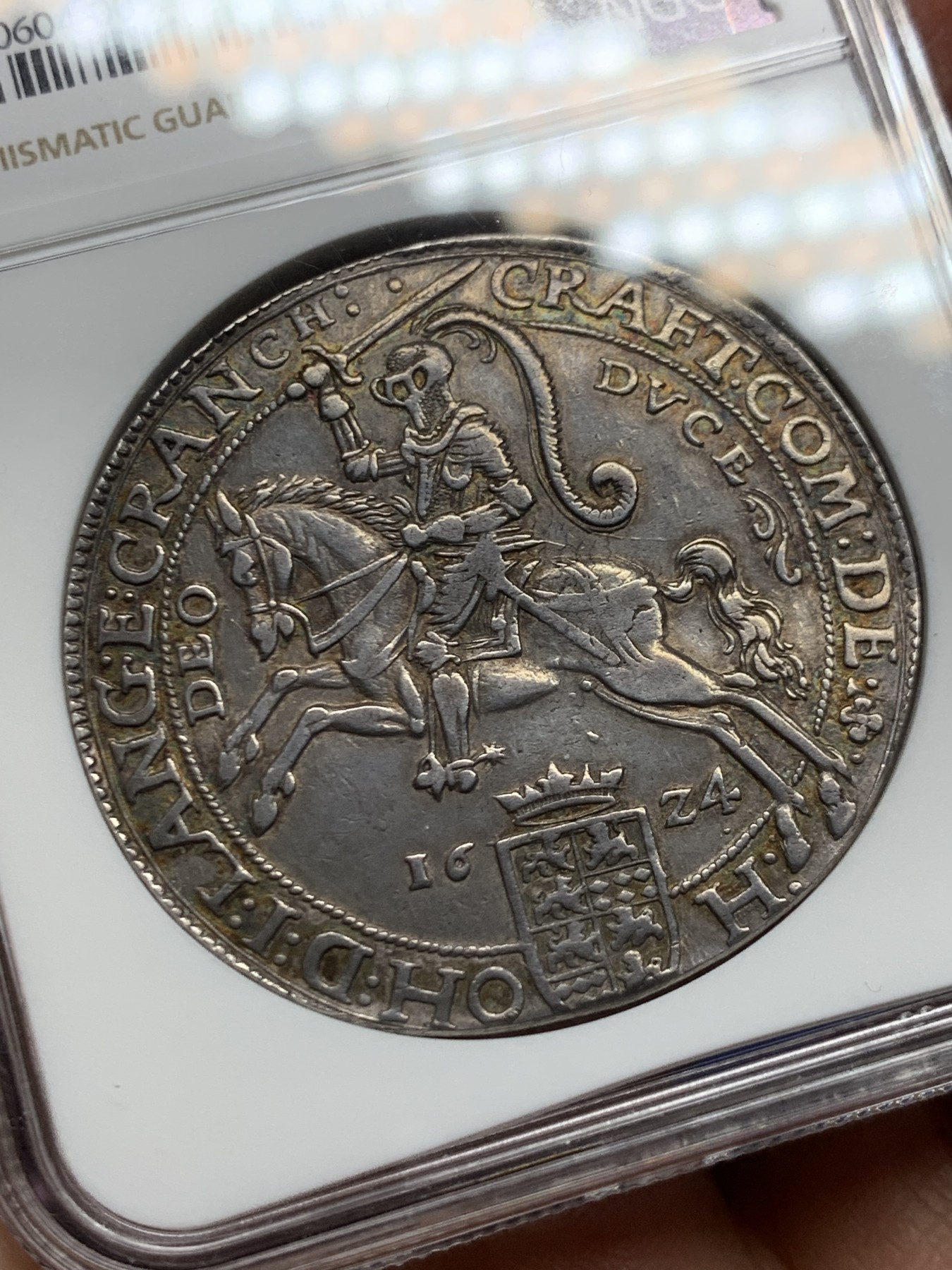 《竞宝斋》第246场-周日，周一 ，周二3场连拍 (全场包邮) NGC AU53 德国1624年霍亨洛赫-诺伊施坦因泰勒 单年版的武士骑马人像 老包浆带底光 盔甲和鹰徽的羽毛清晰深打 品相打制都不如这个的裸币 普遍2000+欧元了