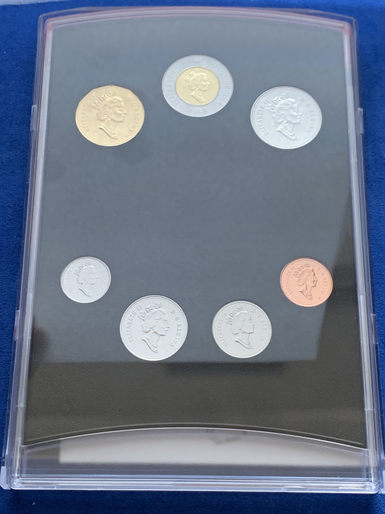 《竞宝斋》第246场-周日，周一 ，周二3场连拍 (全场包邮) 全新BU 加拿大1998年流通套币 加拿大皇家造币厂官方发行 包含一枚少见的北极熊双色币 币外壳可以折叠打开做成摆件 设计十分用心