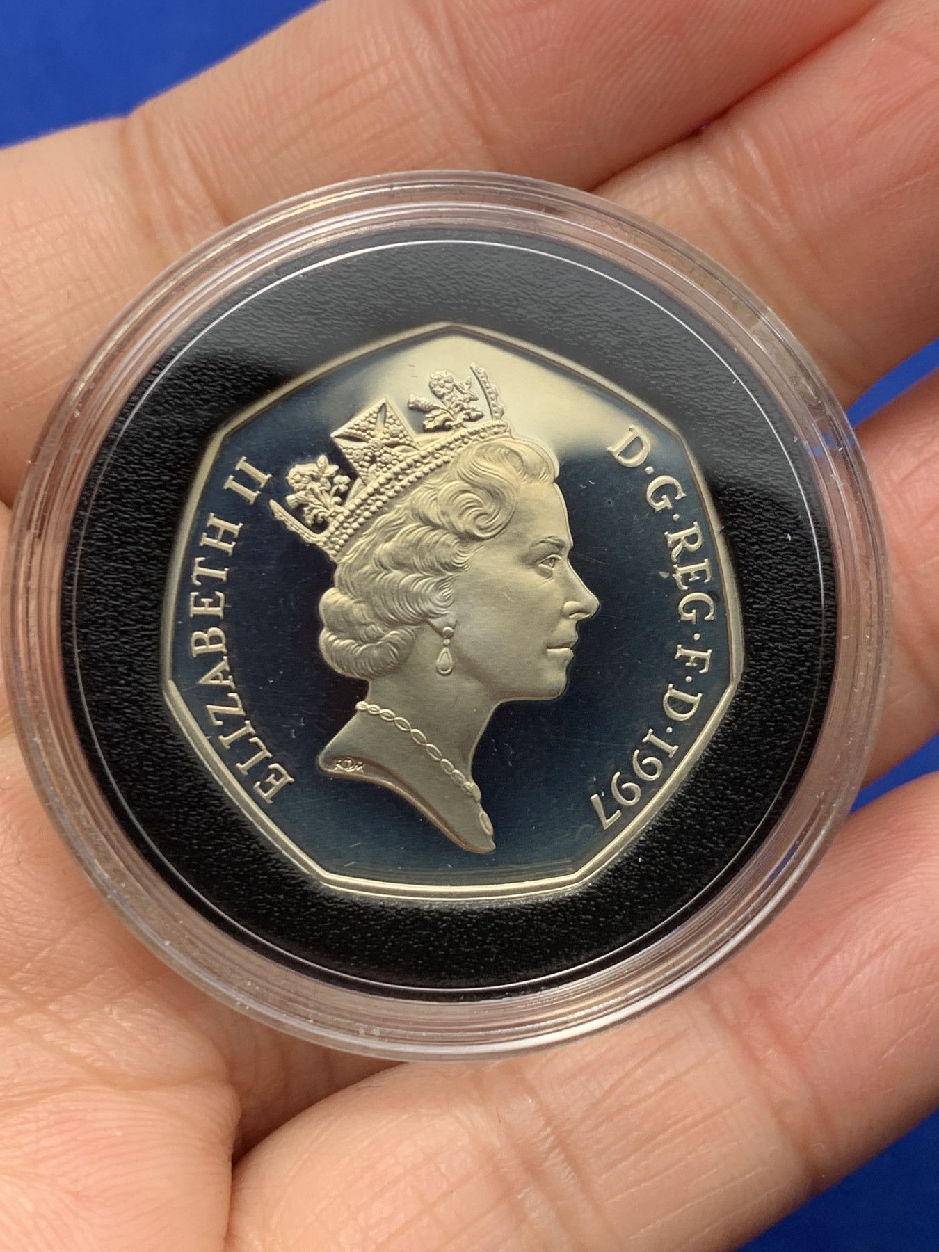 《竞宝斋》第246场-周日，周一 ，周二3场连拍 (全场包邮) 英国 1997年 50便士 伊丽莎白二世50便士精制双银币套装 银币 （大小两版套币，原盒带证书，不列颠女神）