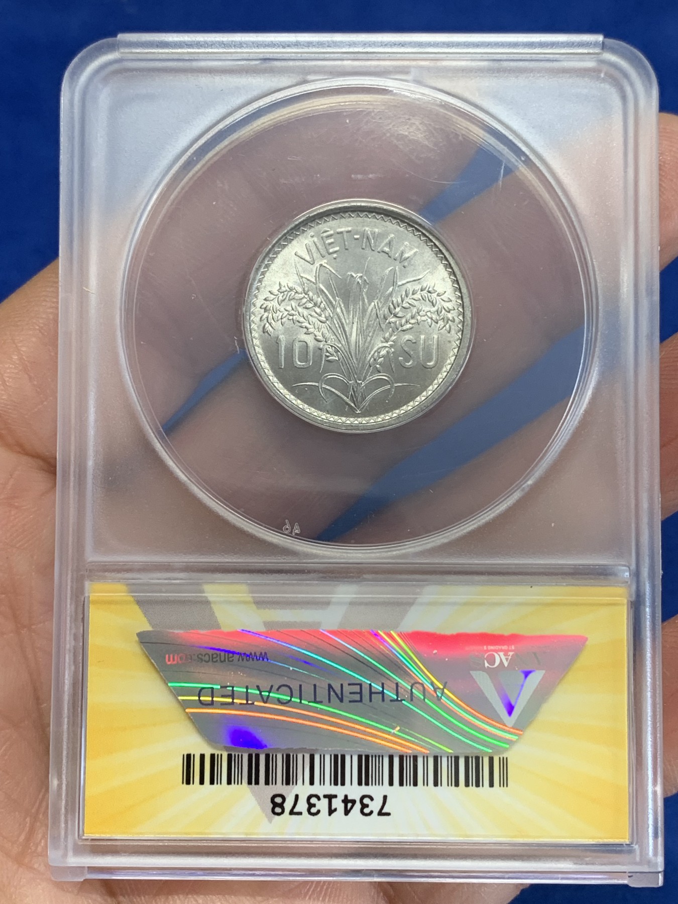 《竞宝斋》第246场-周日，周一 ，周二3场连拍 (全场包邮) ANACS MS66 越南1953年三姐妹10苏，盒子稀少别致高分强转光！