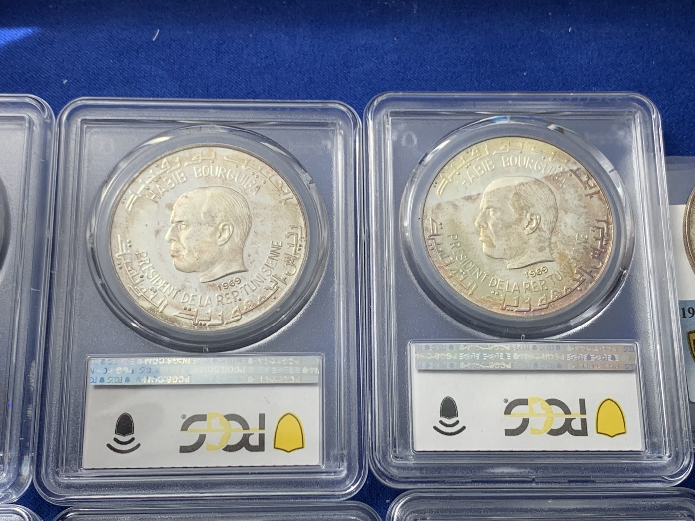 《竞宝斋》第246场-周日，周一 ，周二3场连拍 (全场包邮) 10枚一组 突尼斯1969年古代文明10枚精制大银币全套，国外运回国原样送评，8枚入盒，2枚pvc，整体五彩包浆比较厚，导致分数偏低，币面无明显擦痕，不想折腾了，感兴趣的可以养护下再送，有惊喜。