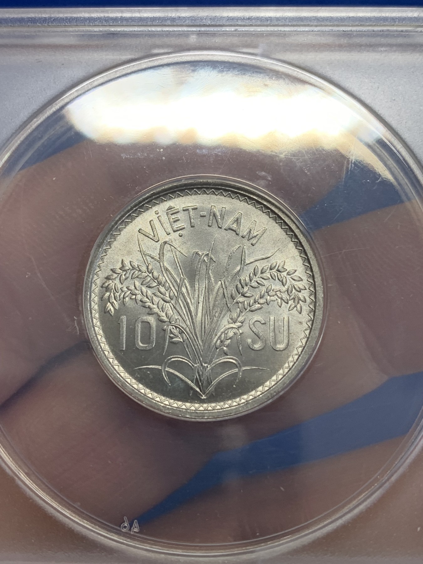 《竞宝斋》第246场-周日，周一 ，周二3场连拍 (全场包邮) ANACS MS66 越南1953年三姐妹10苏，盒子稀少别致高分强转光！