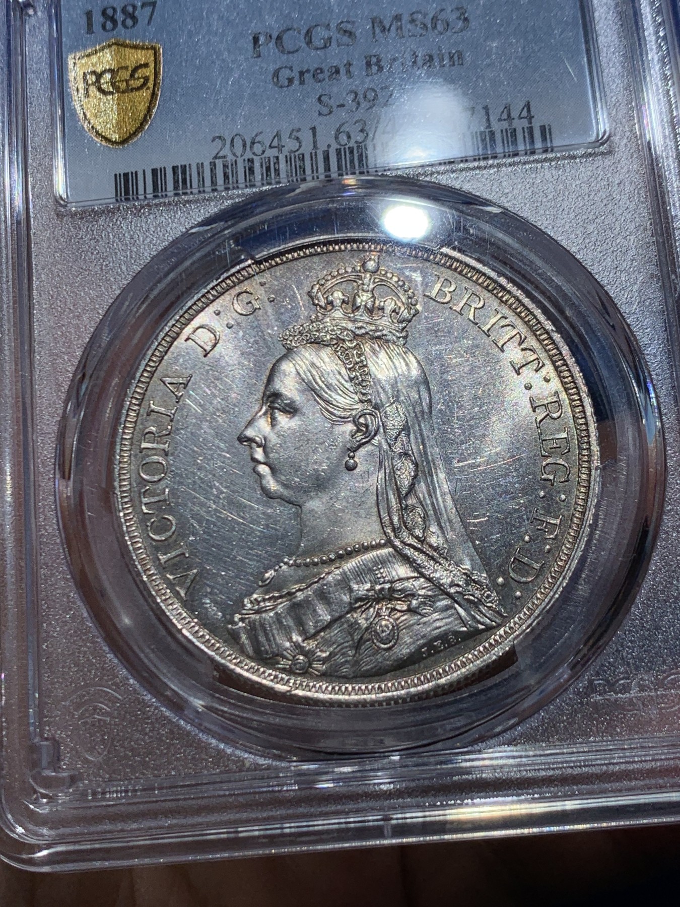 《竞宝斋》第246场-周日，周一 ，周二3场连拍 (全场包邮) PCGS MS63 英国 1887年 维多利亚女王 高冠版 克朗马剑大银币 PL底板 铸造纹清晰