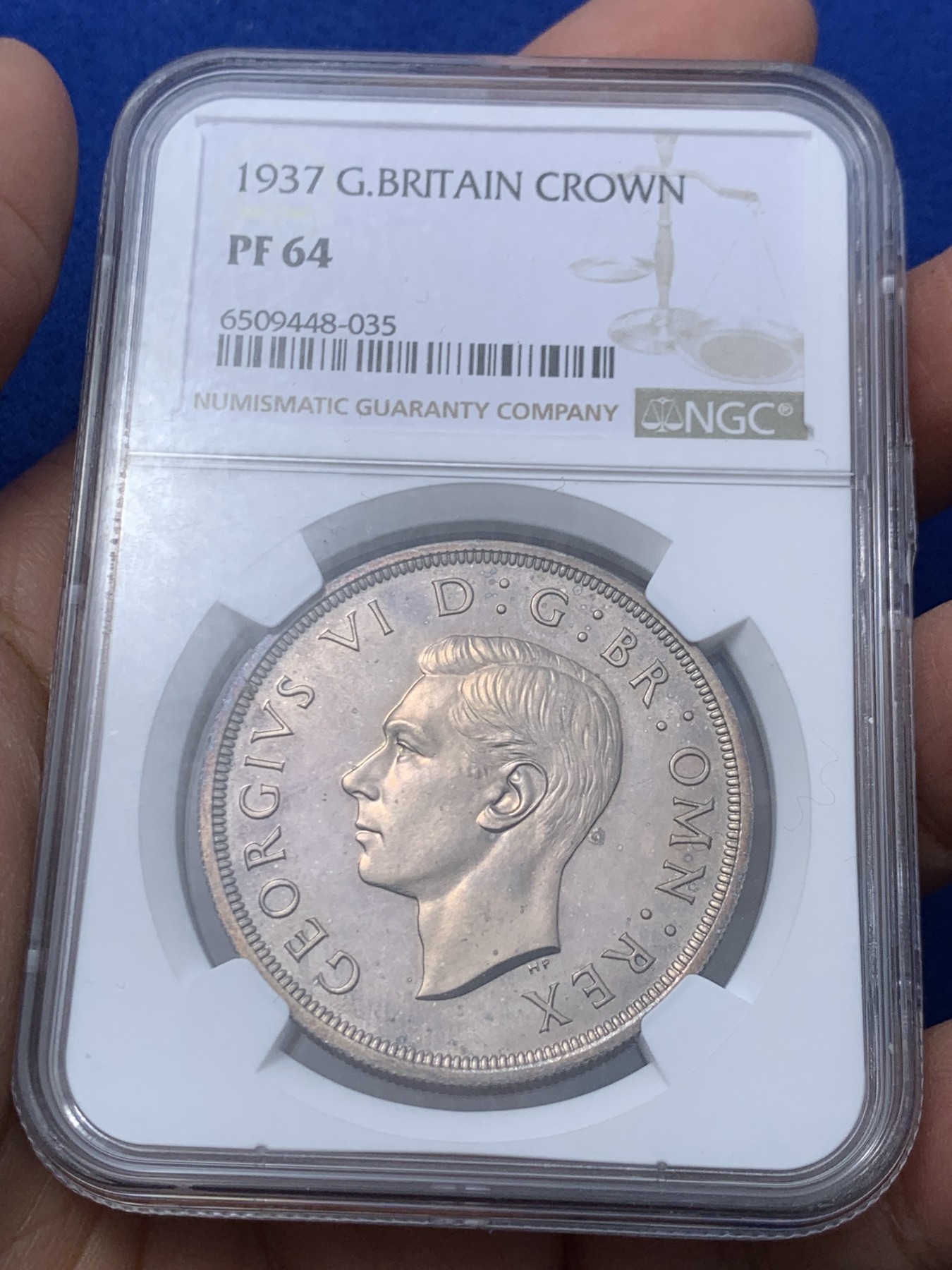 《竞宝斋》第246场-周日，周一 ，周二3场连拍 (全场包邮) NGC-PF64 英国1937年乔治六世登基1克朗精制银币，直径38.7mm，重28.2g，发行量2.6万枚。打制精美。