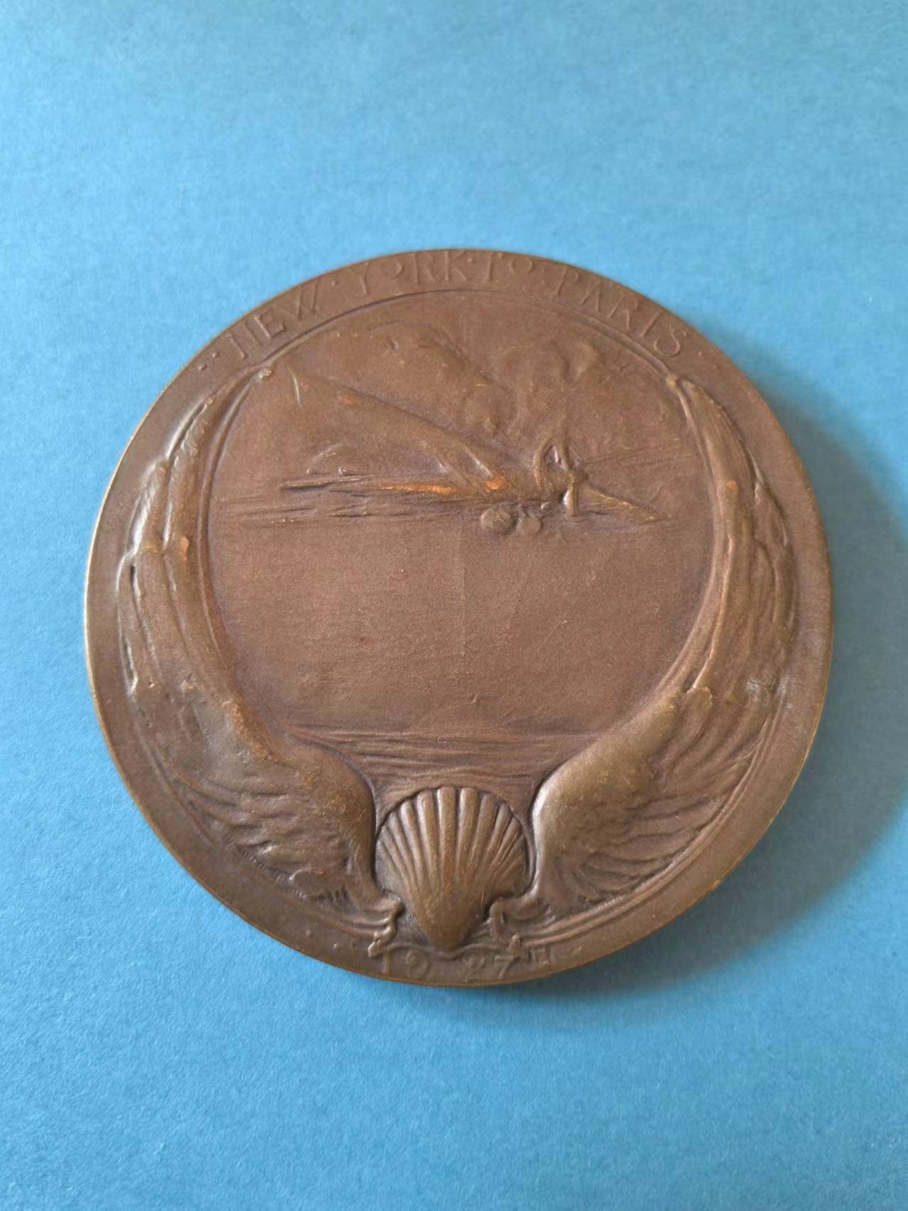 外国币章第二十一期（龙年首期） 1927年美国铜章，纪念林德伯格从纽约到巴黎的首次无间断飞行，直径69mm，由纽约章牌艺术公司发行。查尔斯·奥古斯都·林德伯格（Charles Augustus Lindbergh，1902年2月4日—1974年8月26日），瑞典裔美国飞行员。1924年，他开始随美国陆军航空军，训练成美国空军飞行员。