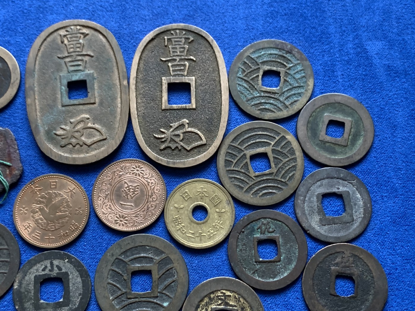 《竞宝斋》第246场-周日，周一 ，周二3场连拍 (全场包邮) 33枚一组 日本铜钱26枚好品，含宽永背字背大佐、中佐、小佐，小，足，元，仇。铁钱背千。仙台通宝，天保通宝当百，古宽永，二十一波纹，十一波纹，文久永宝，有一枚鎏金。日本元丰通宝，元佑叶手，日本祥符通宝。另外加7枚日本硬币