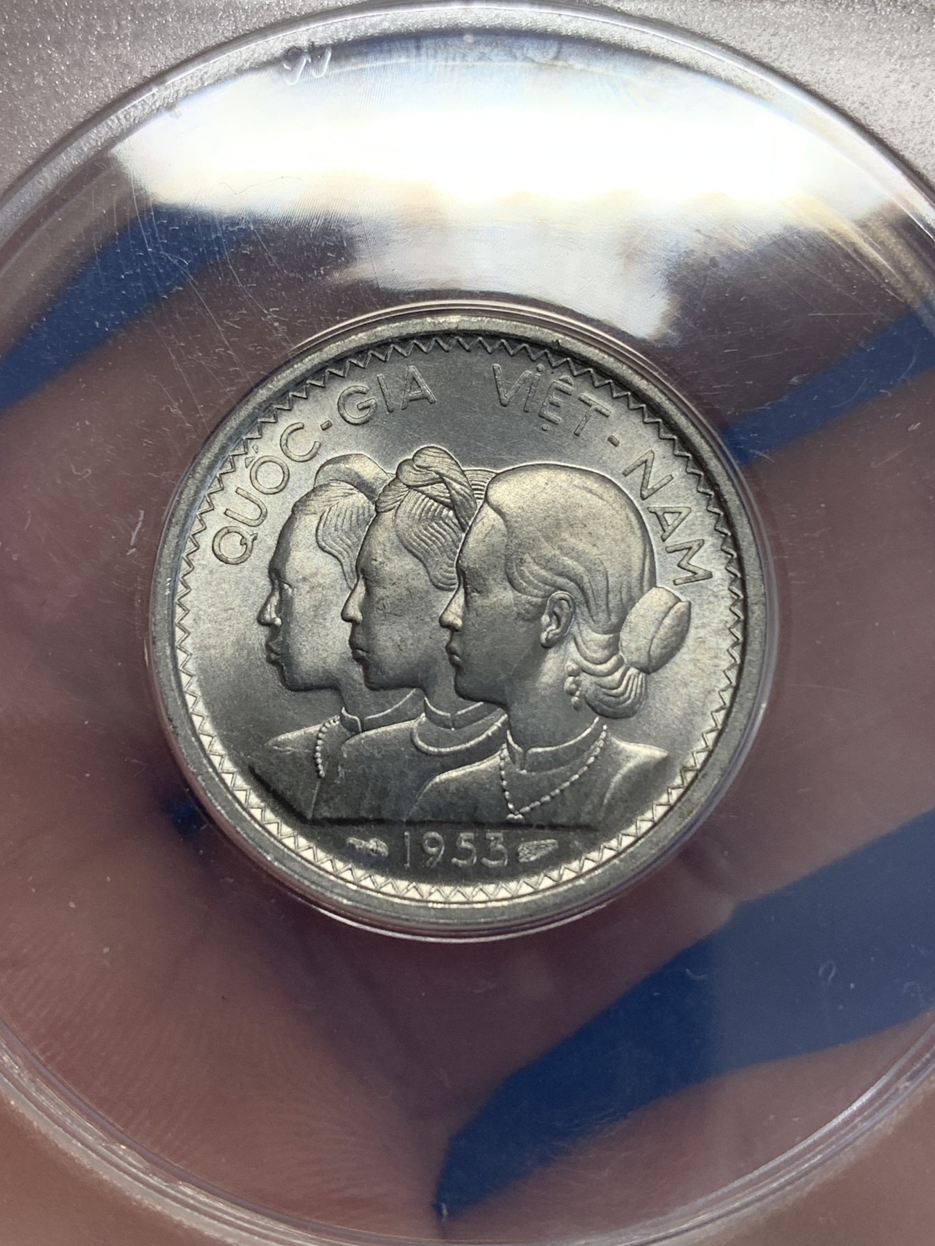 《竞宝斋》第246场-周日，周一 ，周二3场连拍 (全场包邮) ANACS MS66 越南1953年三姐妹10苏，盒子稀少别致高分强转光！