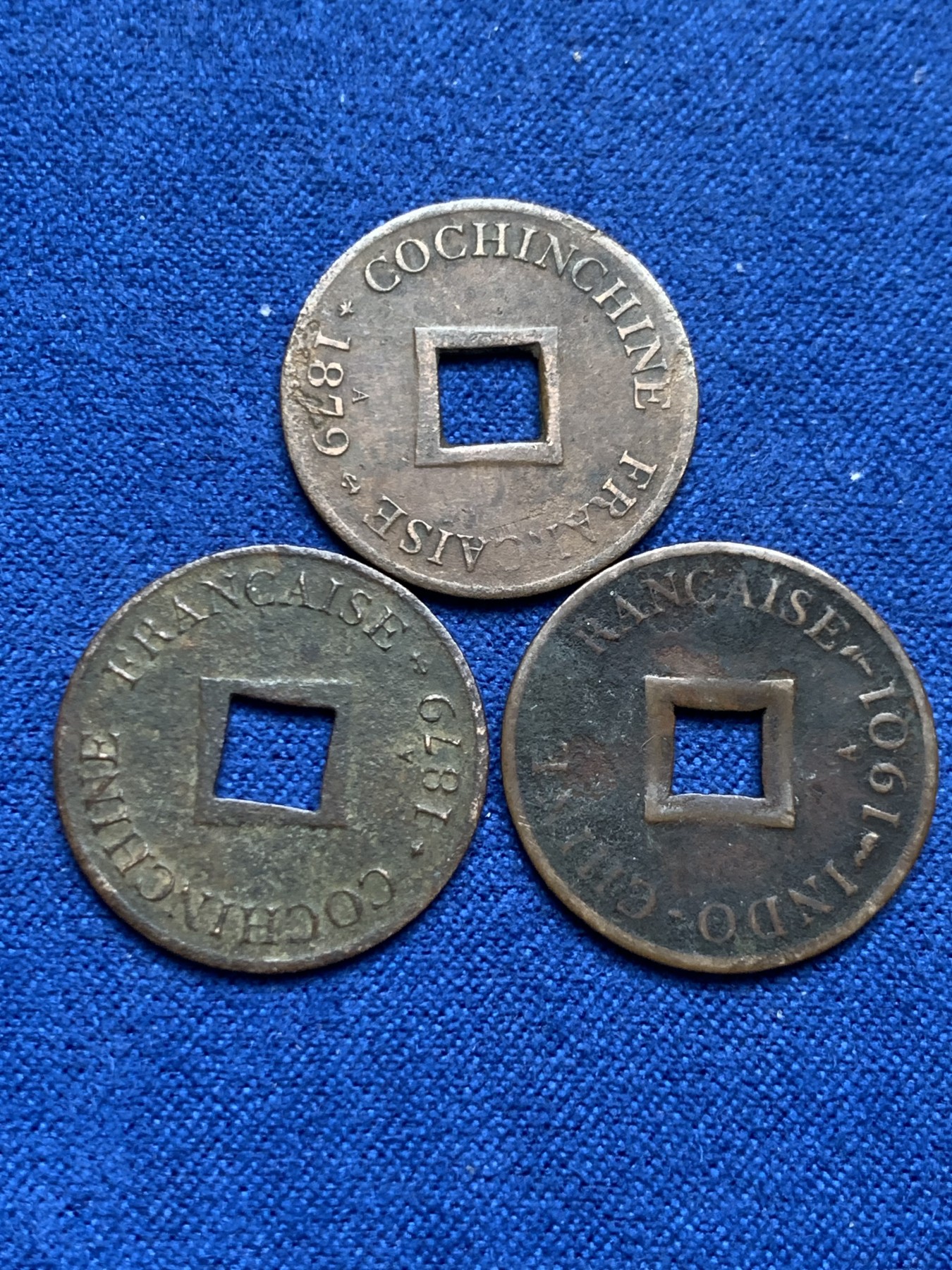 《竞宝斋》第246场-周日，周一 ，周二3场连拍 (全场包邮) 3枚一组 法属印支大法国之安南当二铜币 1901年一枚+1879年两枚