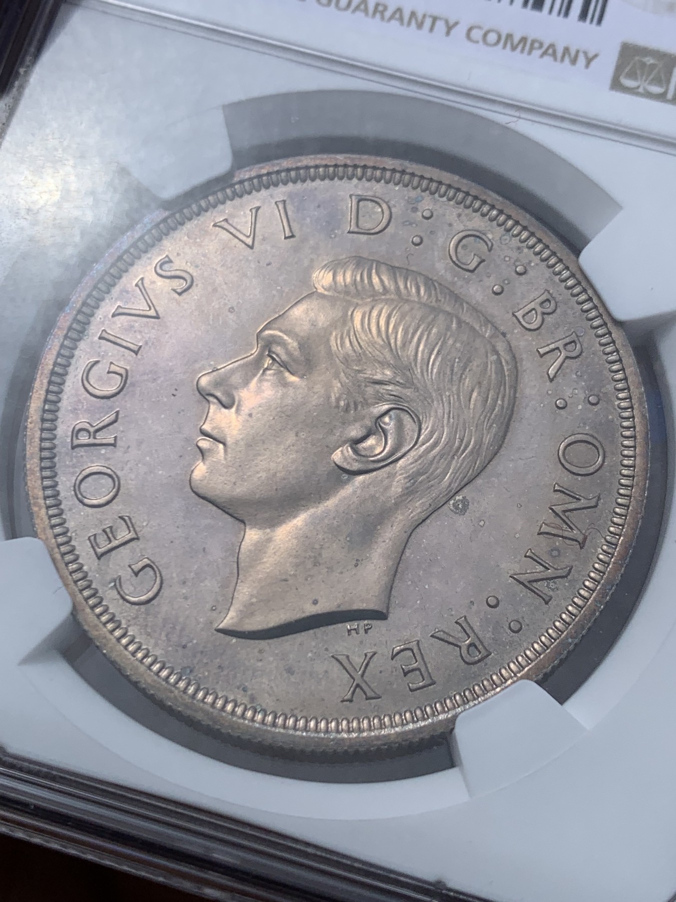 《竞宝斋》第246场-周日，周一 ，周二3场连拍 (全场包邮) NGC-PF64 英国1937年乔治六世登基1克朗精制银币，直径38.7mm，重28.2g，发行量2.6万枚。打制精美。