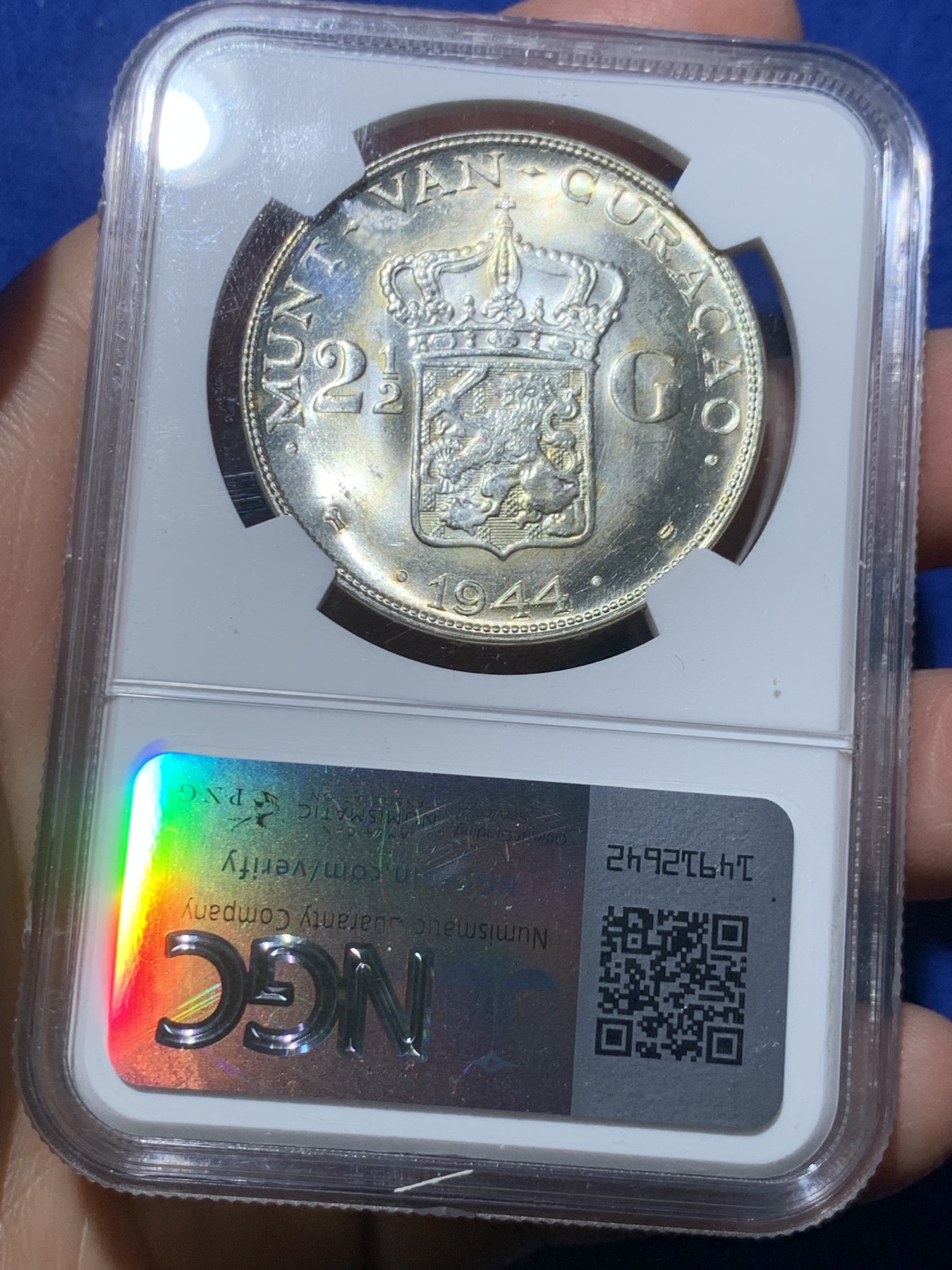 《竞宝斋》第246场-周日，周一 ，周二3场连拍 (全场包邮) NGC MS64 荷属库拉索1944年2.5盾大银币，原银霜强转光 经典荷兰女王头像 象征荷兰二战的不屈精神