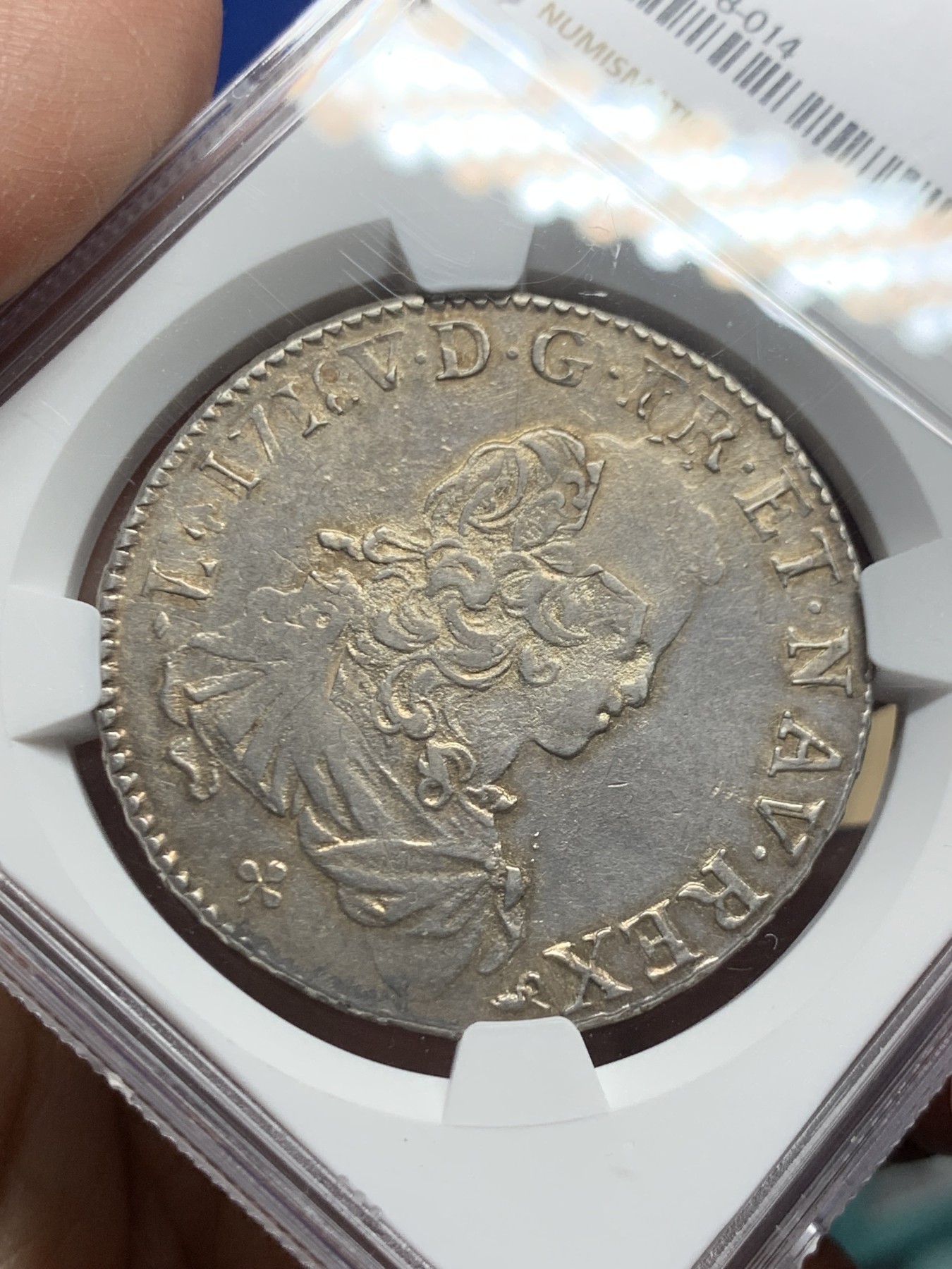 《竞宝斋》第246场-周日，周一 ，周二3场连拍 (全场包邮) 唯一冠军分 NGC AU58 法国 1721 路易十五 少年版 1埃居 大银币 少见B厂 双面深打 背面币胚人像可见 P62分2万成交