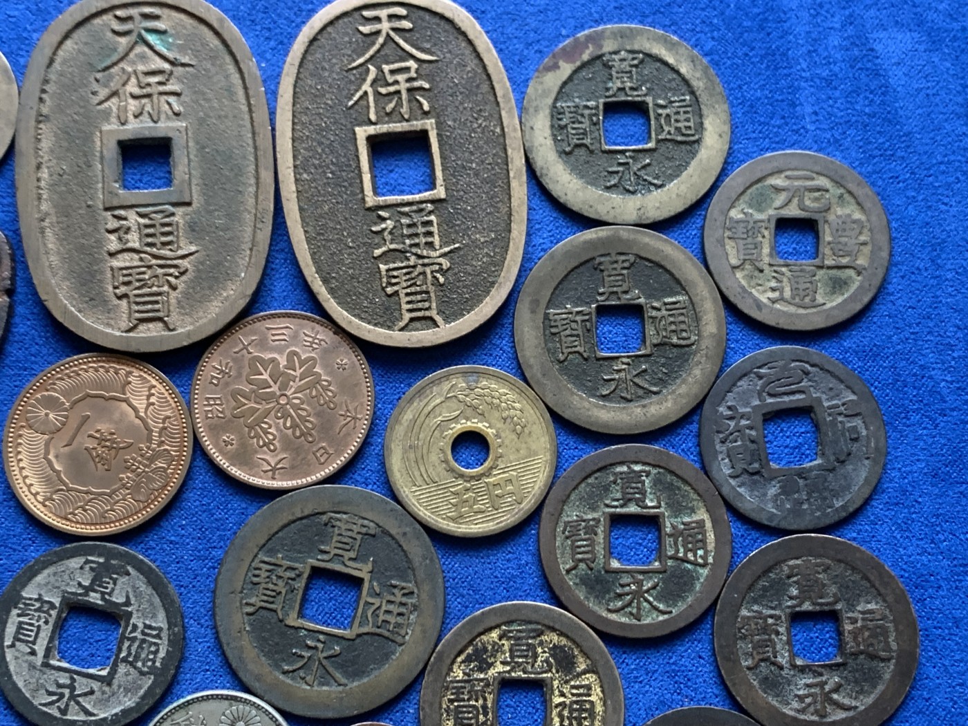 《竞宝斋》第246场-周日，周一 ，周二3场连拍 (全场包邮) 33枚一组 日本铜钱26枚好品，含宽永背字背大佐、中佐、小佐，小，足，元，仇。铁钱背千。仙台通宝，天保通宝当百，古宽永，二十一波纹，十一波纹，文久永宝，有一枚鎏金。日本元丰通宝，元佑叶手，日本祥符通宝。另外加7枚日本硬币