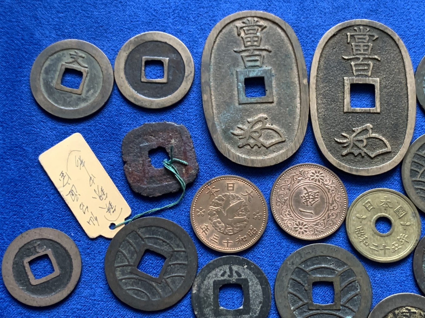 《竞宝斋》第246场-周日，周一 ，周二3场连拍 (全场包邮) 33枚一组 日本铜钱26枚好品，含宽永背字背大佐、中佐、小佐，小，足，元，仇。铁钱背千。仙台通宝，天保通宝当百，古宽永，二十一波纹，十一波纹，文久永宝，有一枚鎏金。日本元丰通宝，元佑叶手，日本祥符通宝。另外加7枚日本硬币