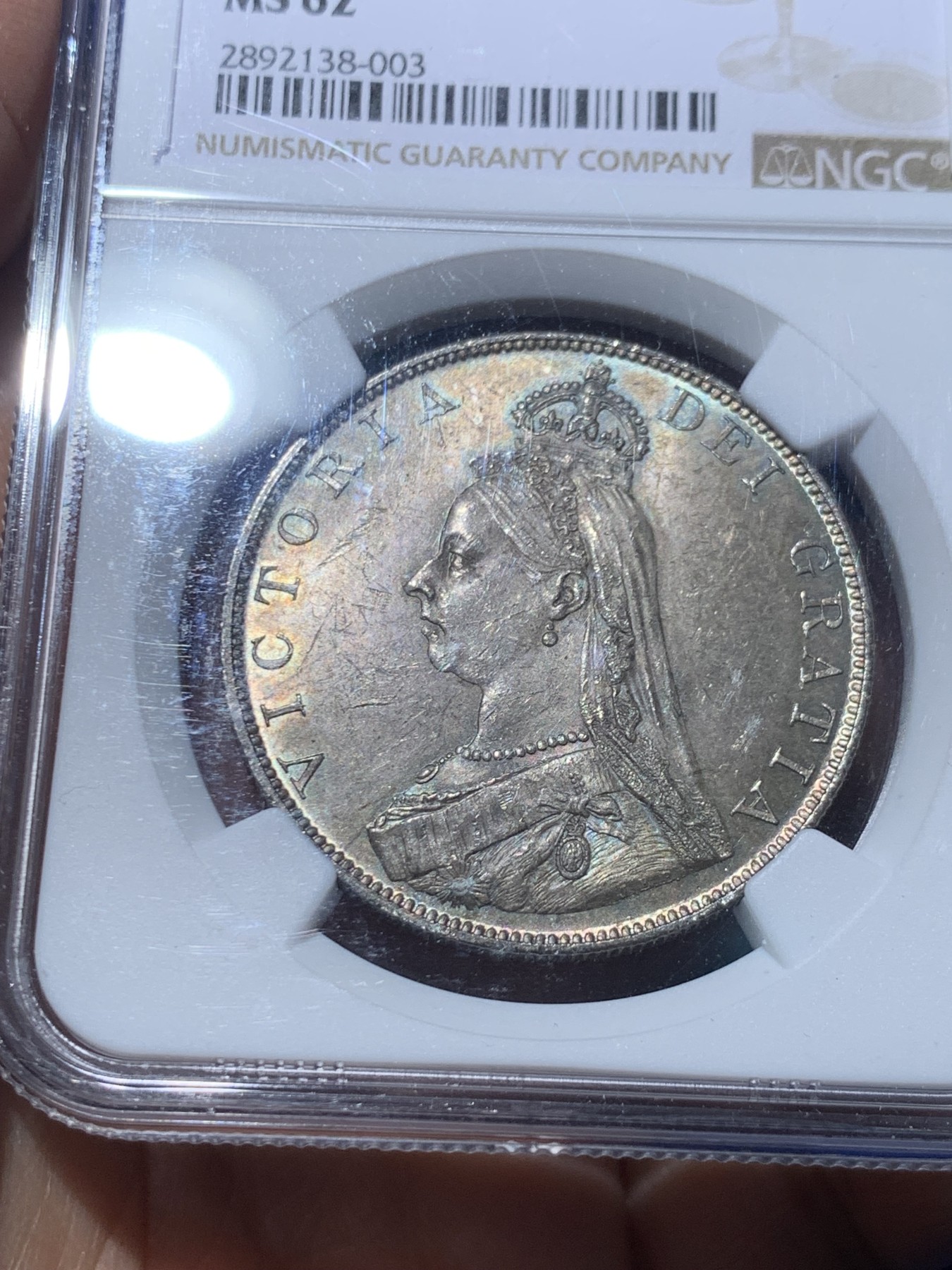 《竞宝斋》第246场-周日，周一 ，周二3场连拍 (全场包邮) NGC MS62 英国1887维多利亚女王高冠双弗洛林 阿拉伯数字1版 五彩包浆