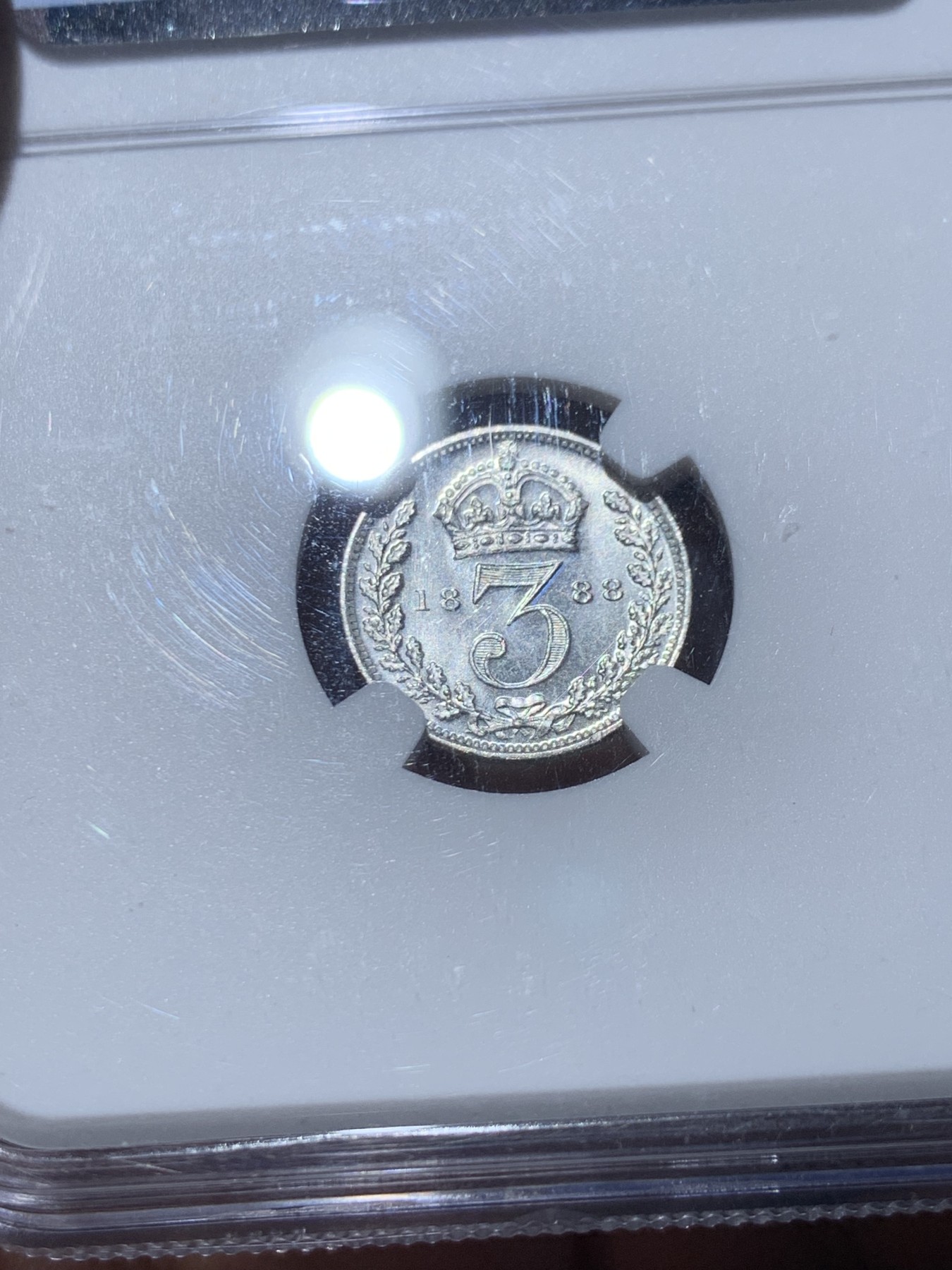 《竞宝斋》第246场-周日，周一 ，周二3场连拍 (全场包邮) NGC MS66 英国1888维多利亚女王高冠三便士灌足节银币 PL底板