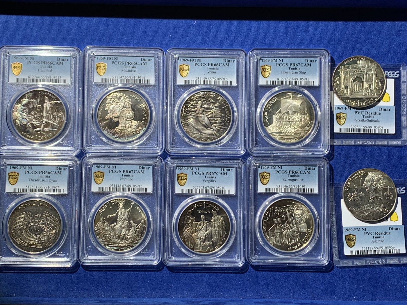 《竞宝斋》第246场-周日，周一 ，周二3场连拍 (全场包邮) 10枚一组 突尼斯1969年古代文明10枚精制大银币全套，国外运回国原样送评，8枚入盒，2枚pvc，整体五彩包浆比较厚，导致分数偏低，币面无明显擦痕，不想折腾了，感兴趣的可以养护下再送，有惊喜。
