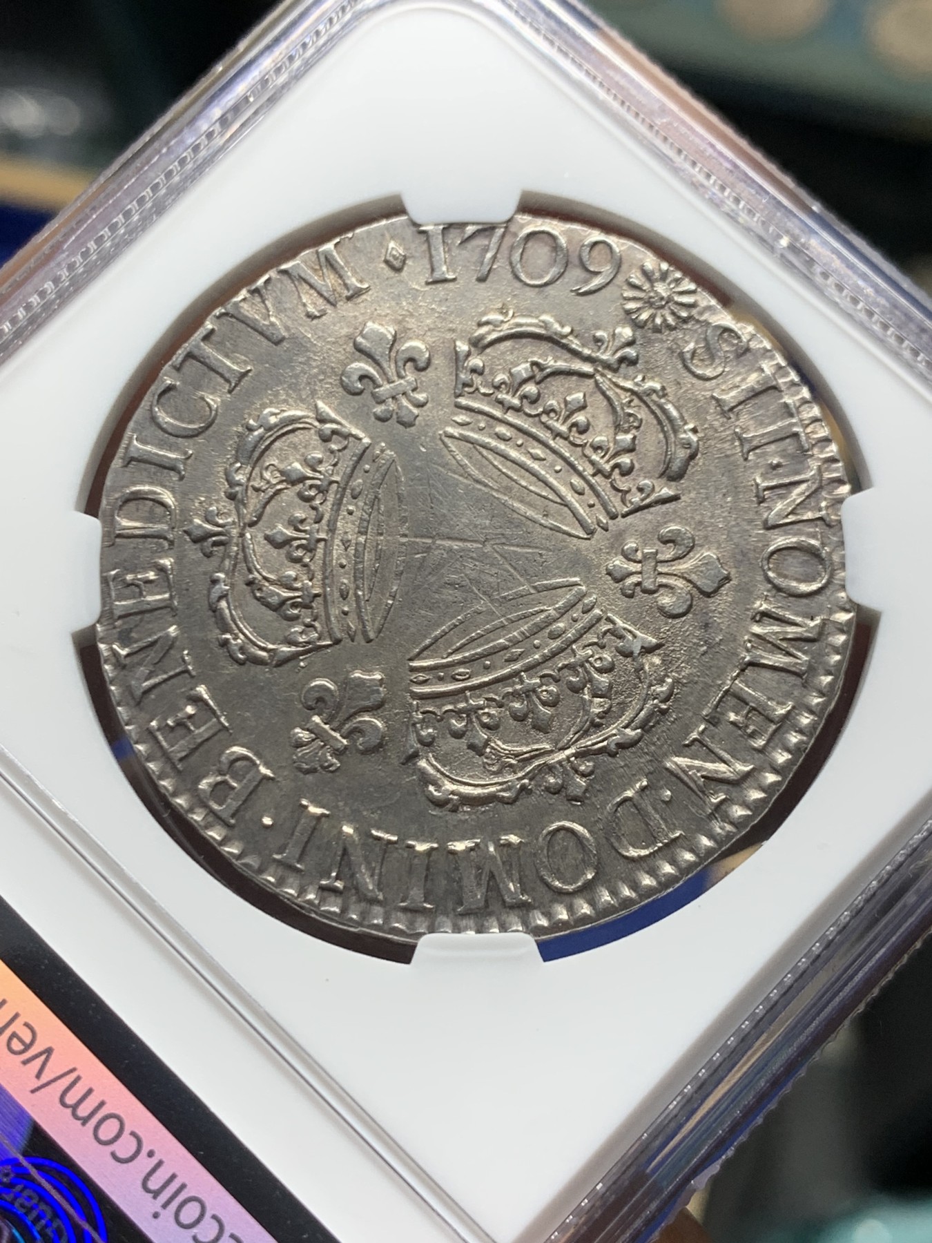 《竞宝斋》第246场-周日，周一 ，周二3场连拍 (全场包邮) NGC UNCD 法国1709年三皇冠路易十四太阳王埃居大银 人物打制清晰 卷发层次感强 整体感尚佳