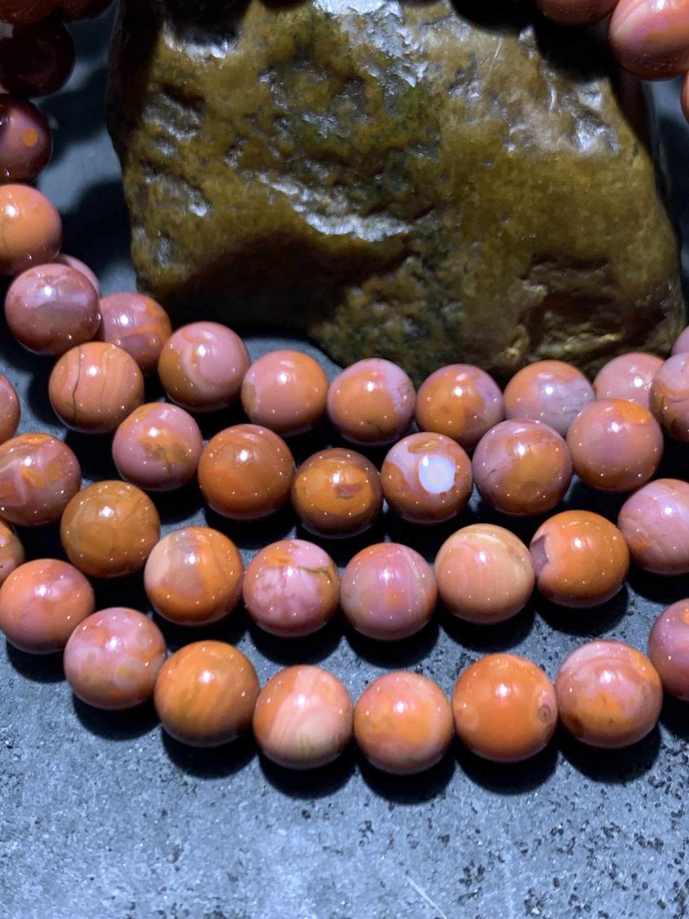 川料南红玛瑙多圈手串一条，