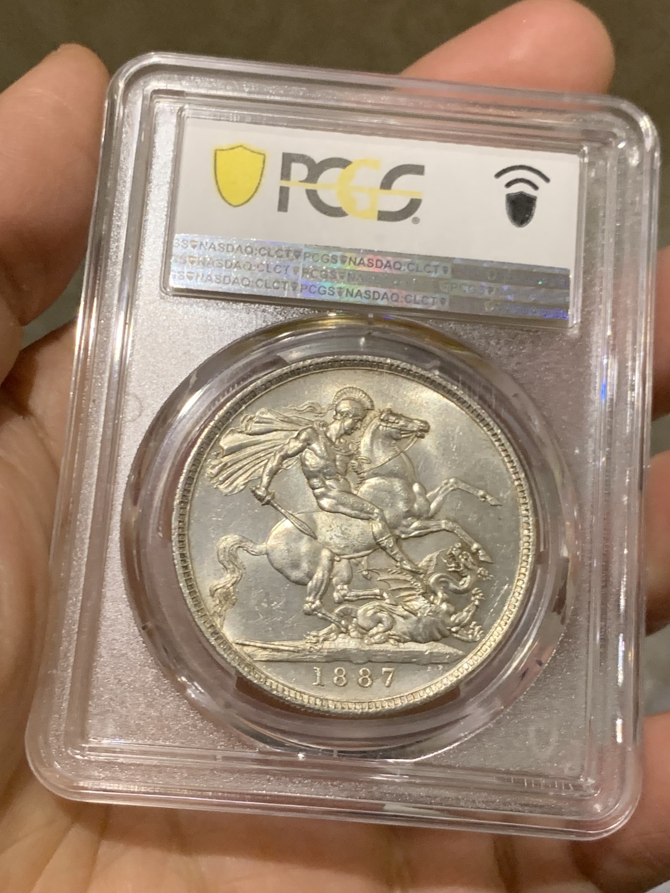 《竞宝斋》第246场-周日，周一 ，周二3场连拍 (全场包邮) PCGS MS63 英国 1887年 维多利亚女王 高冠版 克朗马剑大银币 PL底板 铸造纹清晰