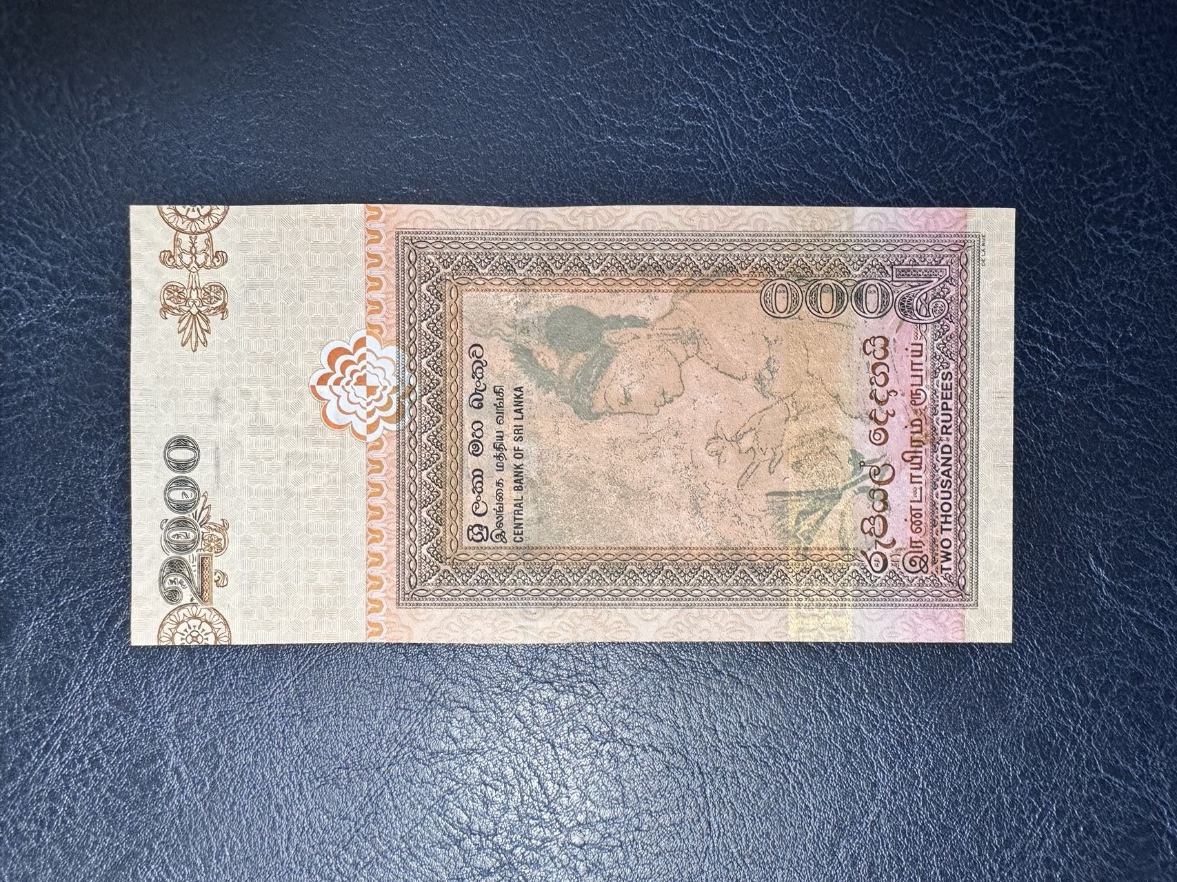 收藏联盟Quantum Auction 第330期拍卖  斯里兰卡2005年2000卢比 品相UNC 中间有个点钞痕 号码无47 
